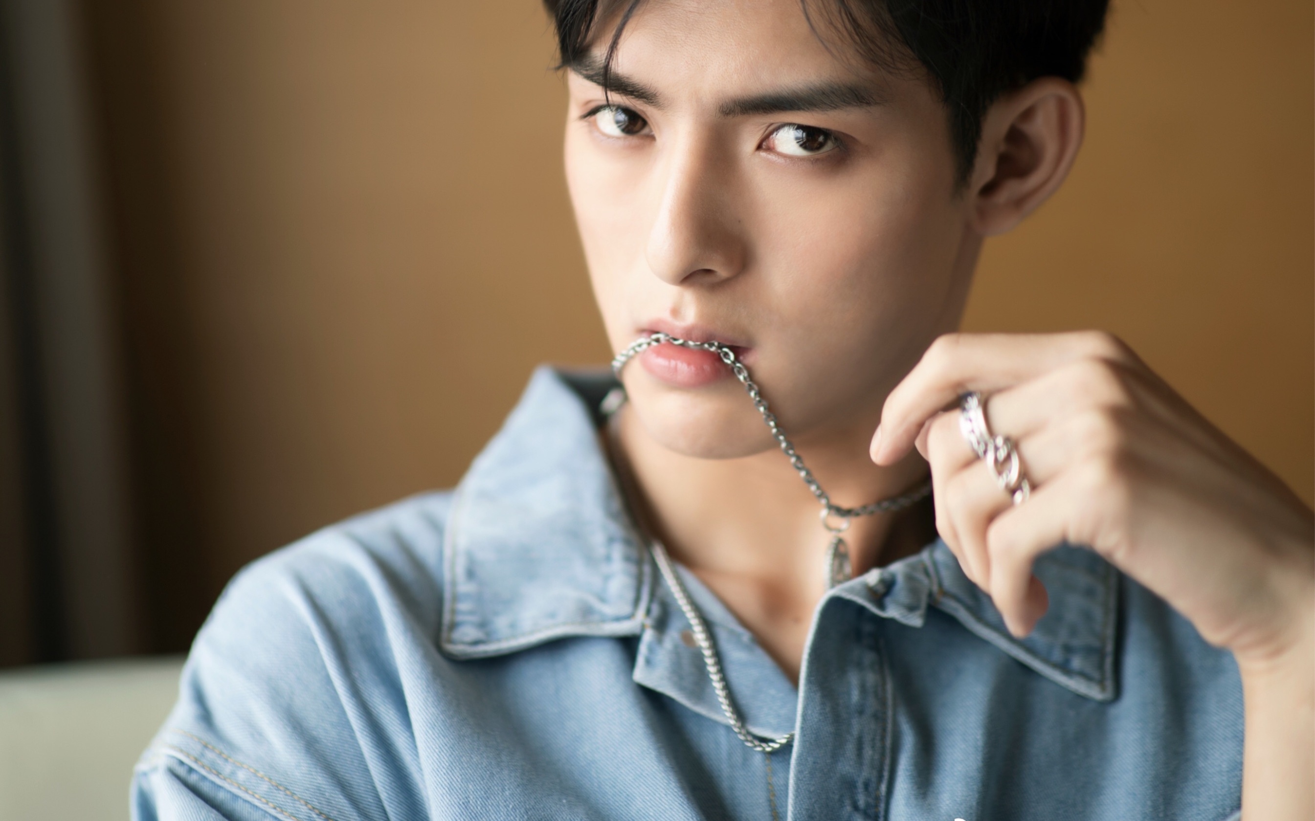 Wang Hao Xuan wearing a denim shirt HD Wallpaper