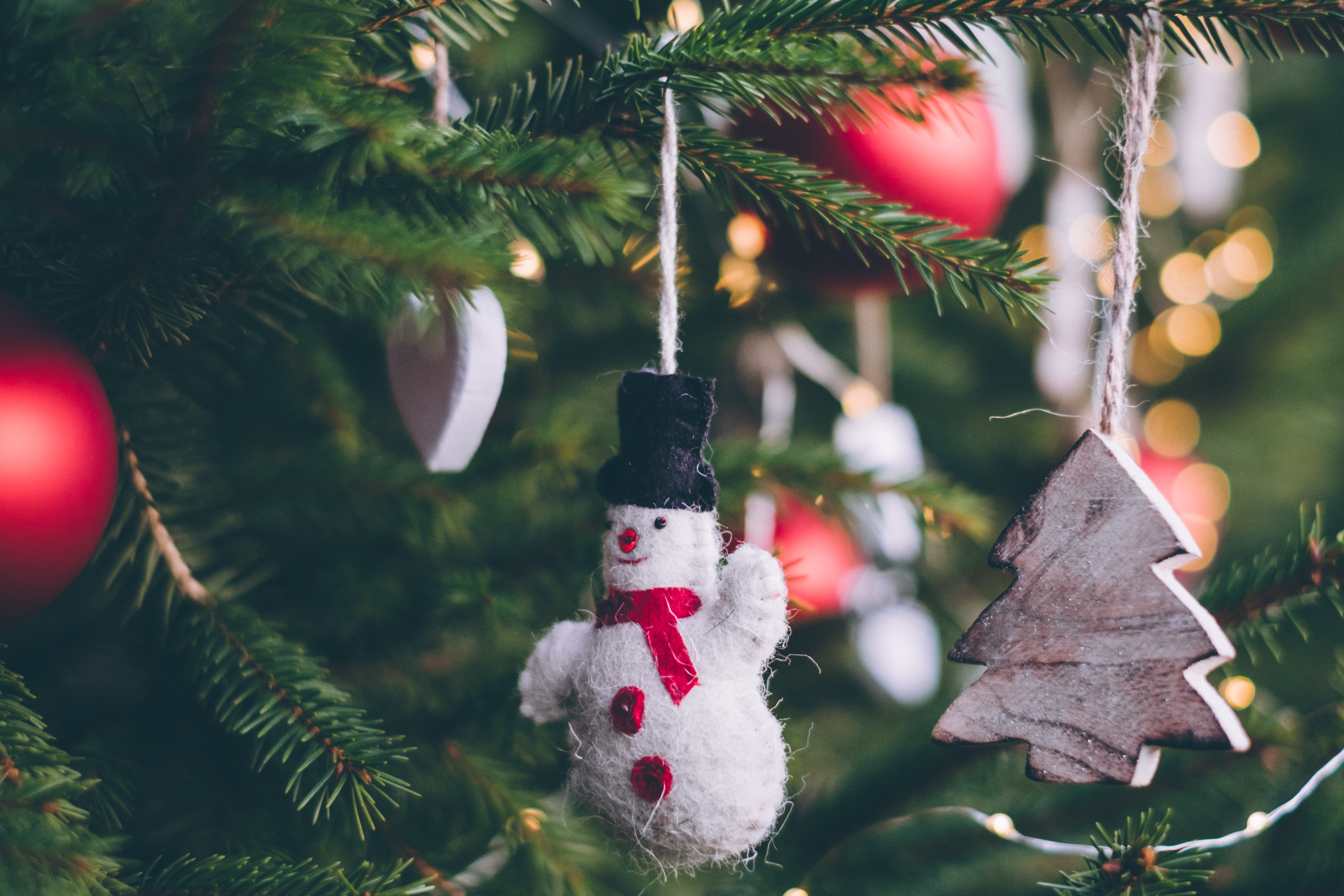 Christmas tree with ornaments and lights HD Wallpaper