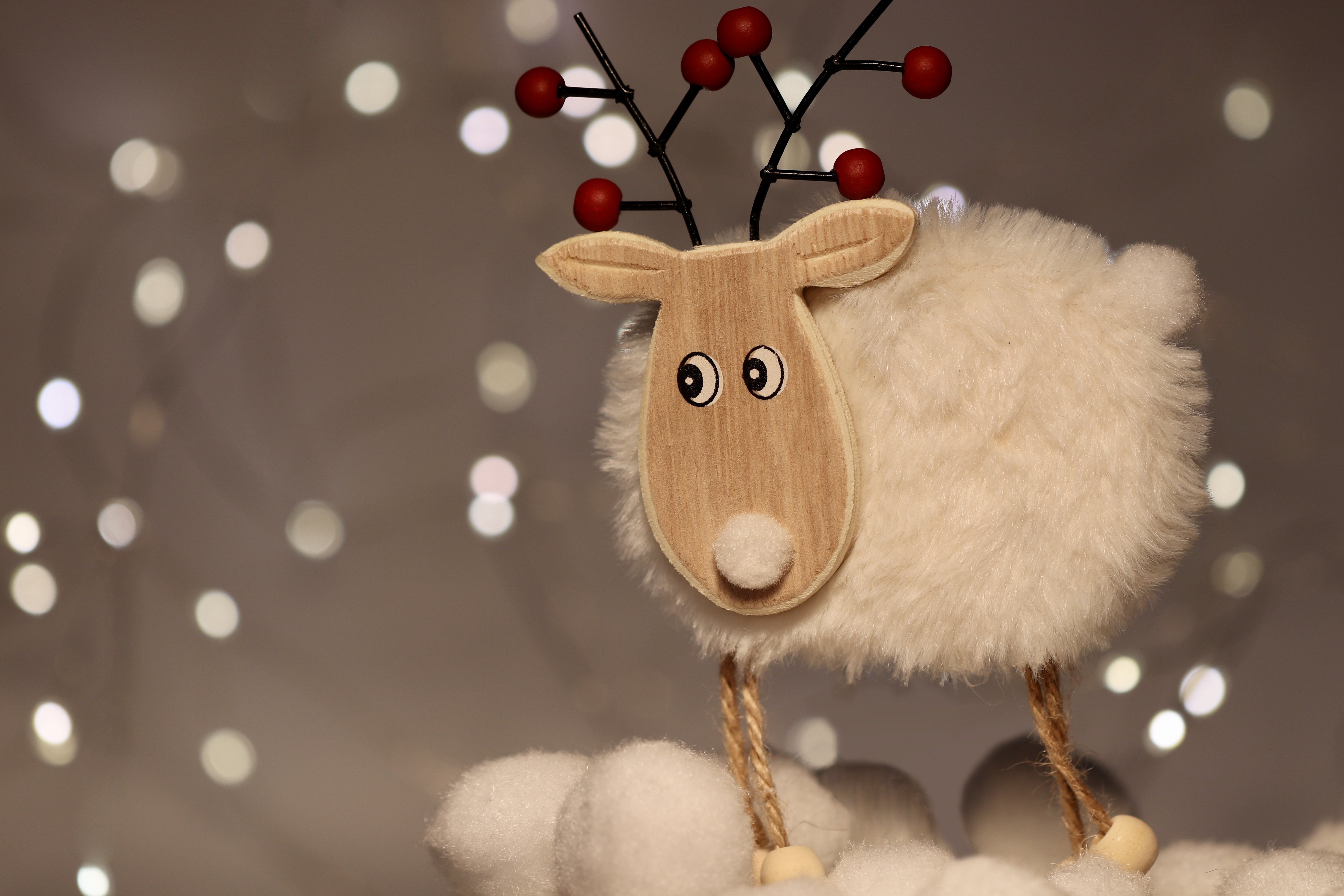 Christmas Deer Ornament with Red Berries HD Wallpaper