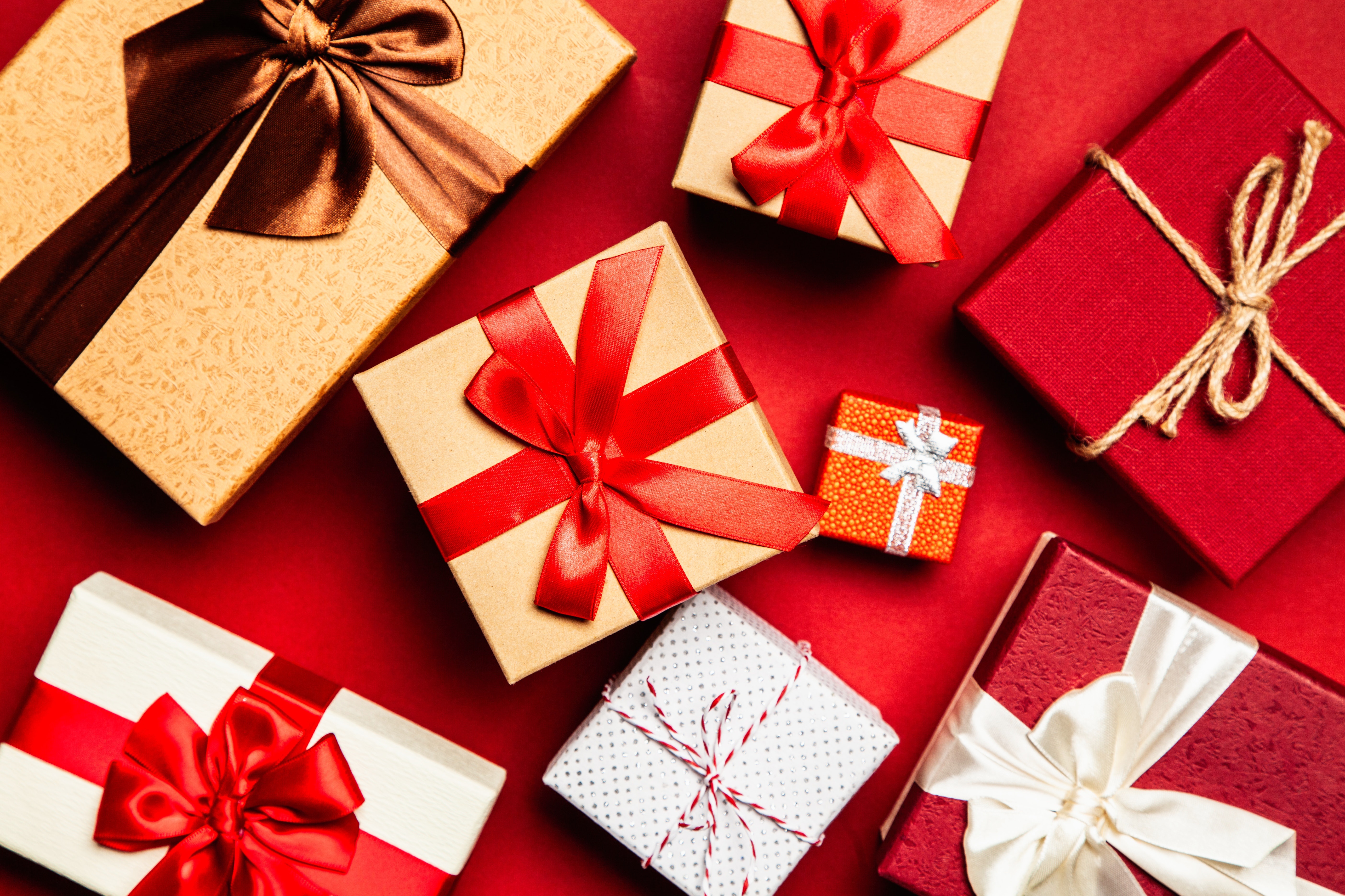Gift boxes with ribbons on red background 4K HD Wallpaper