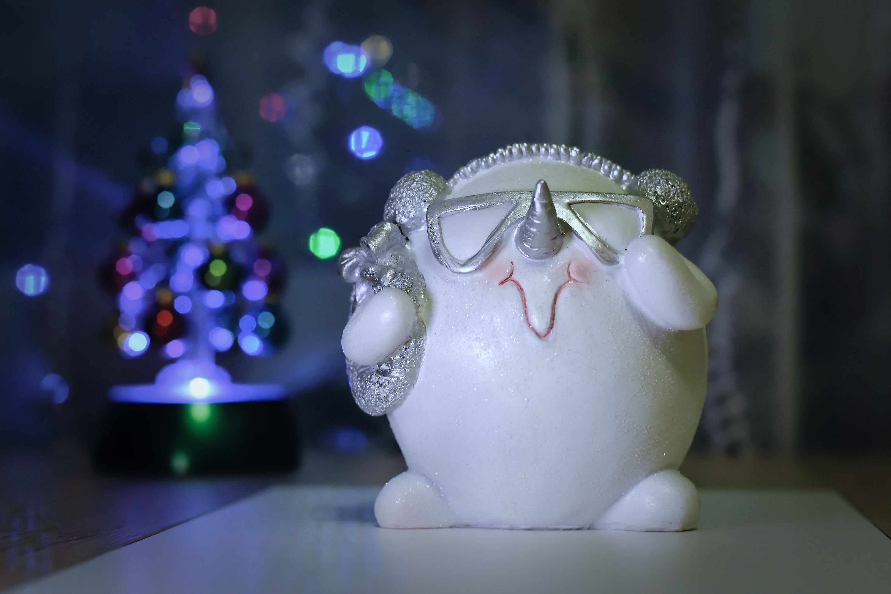 Christmas snowman figurine with unicorn horn and sunglasses HD Wallpaper