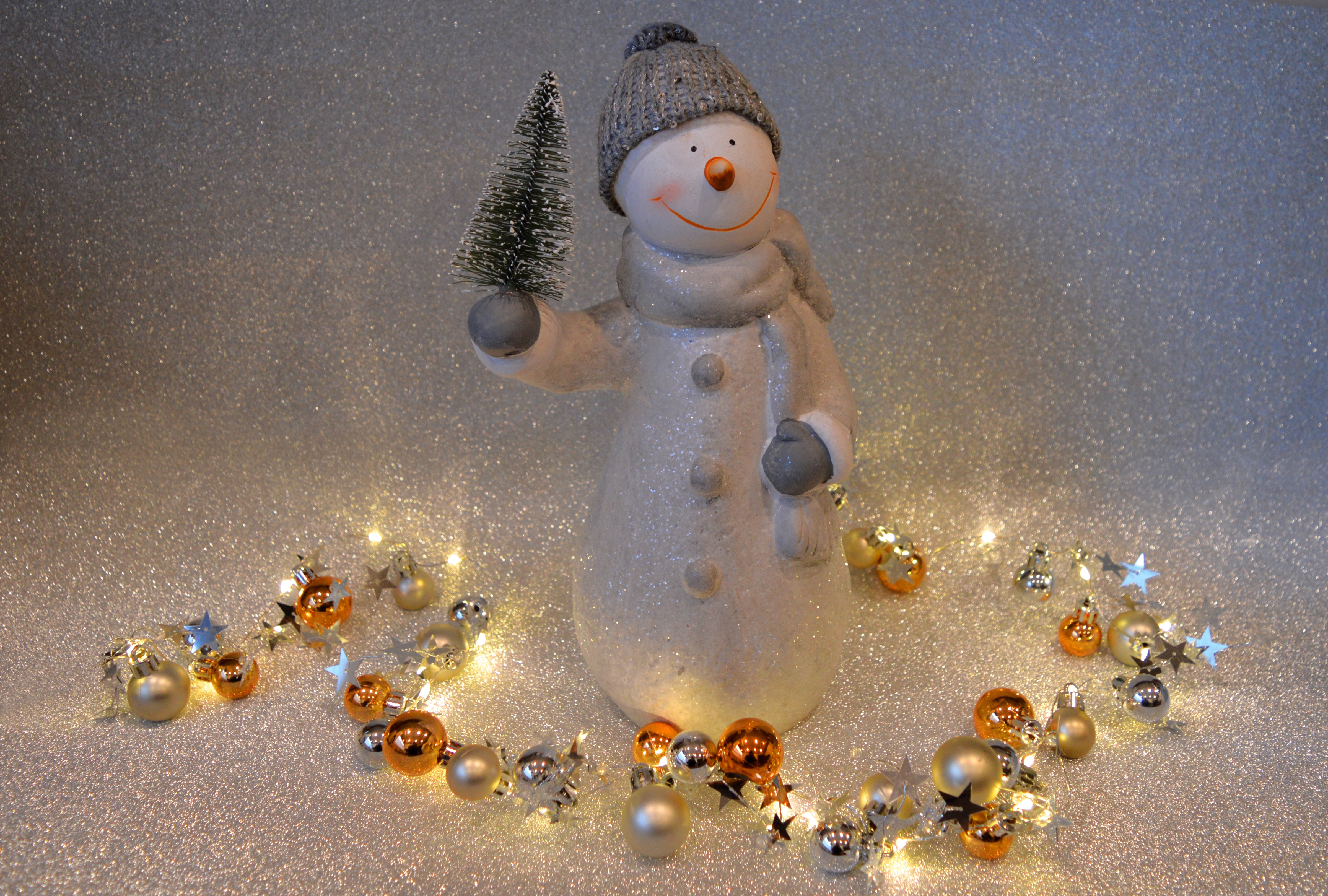 Snowman figurine with Christmas tree and ornaments HD Wallpaper