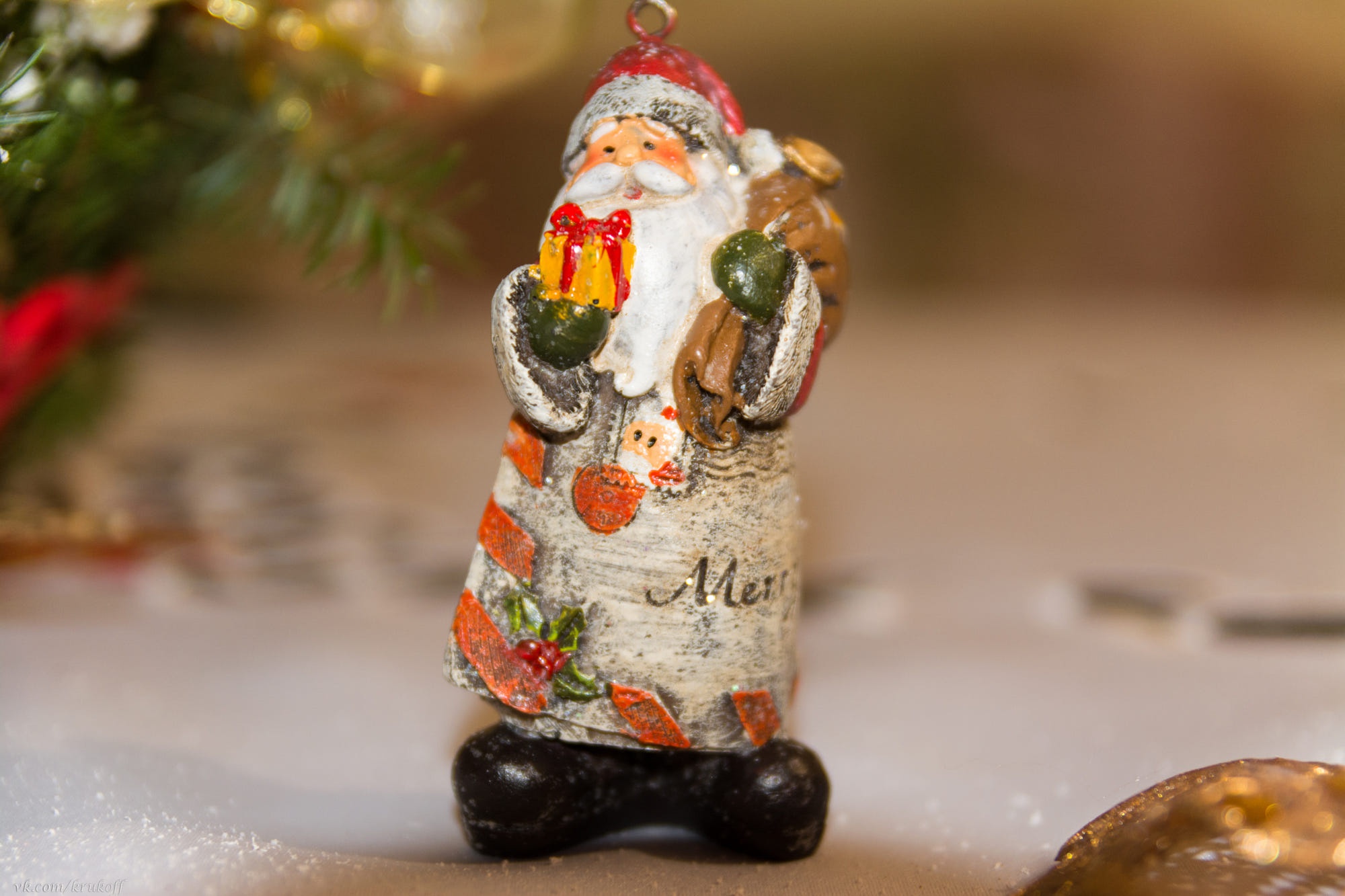 Santa Claus figurine with gift and sack HD Wallpaper