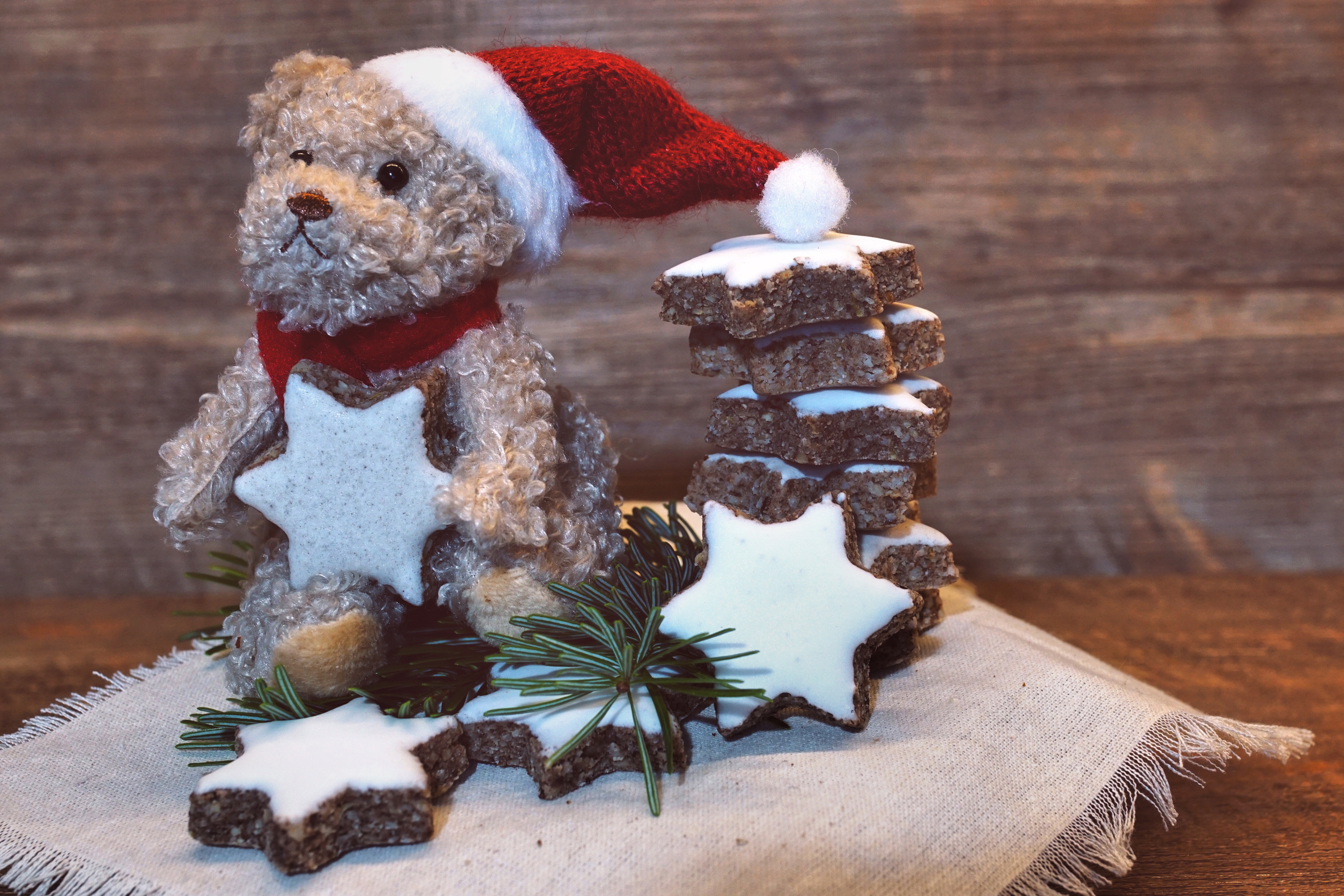 Teddy bear with Santa hat and star cookies HD Wallpaper