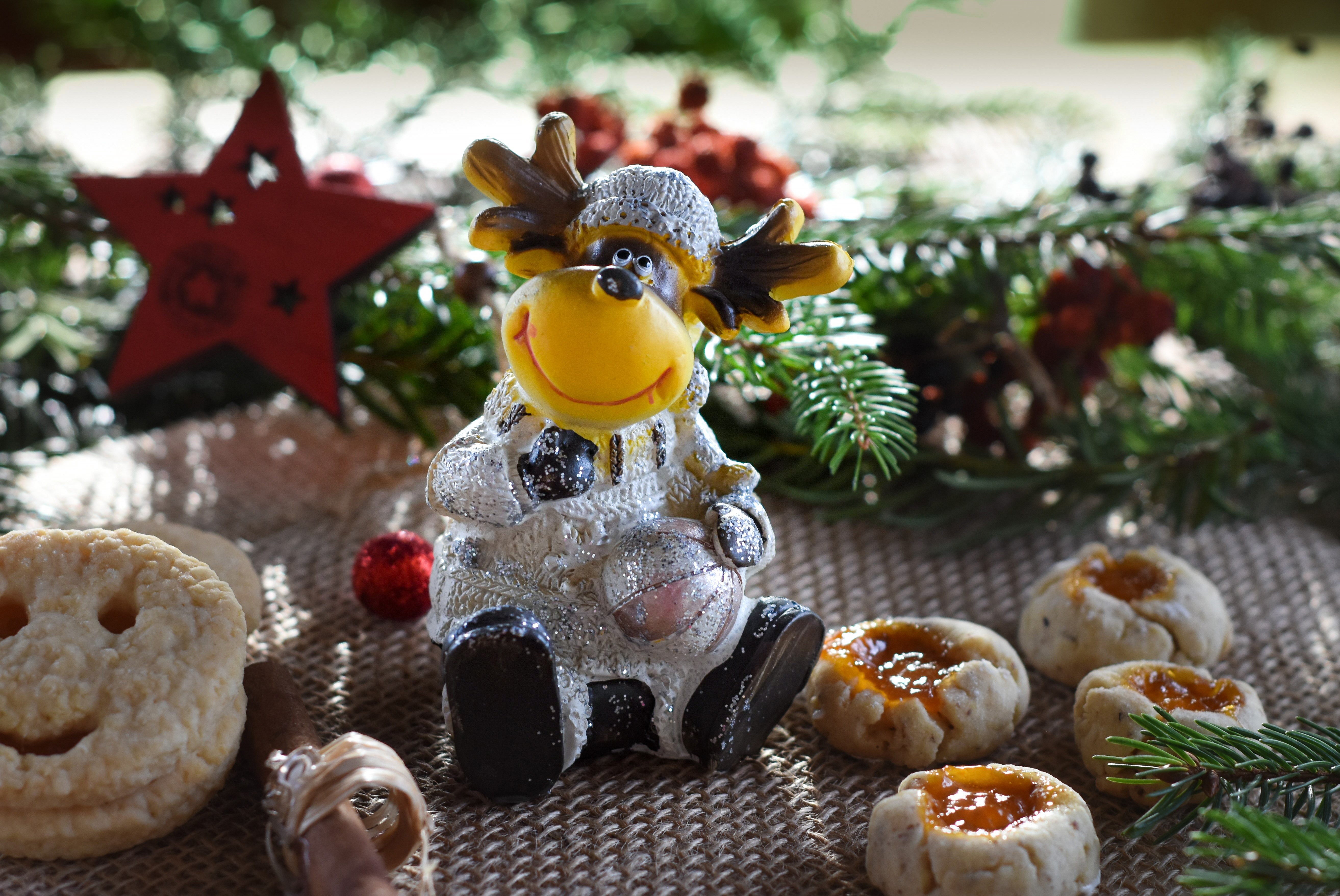 Christmas figurine of a deer with cookies and ornaments HD Wallpaper