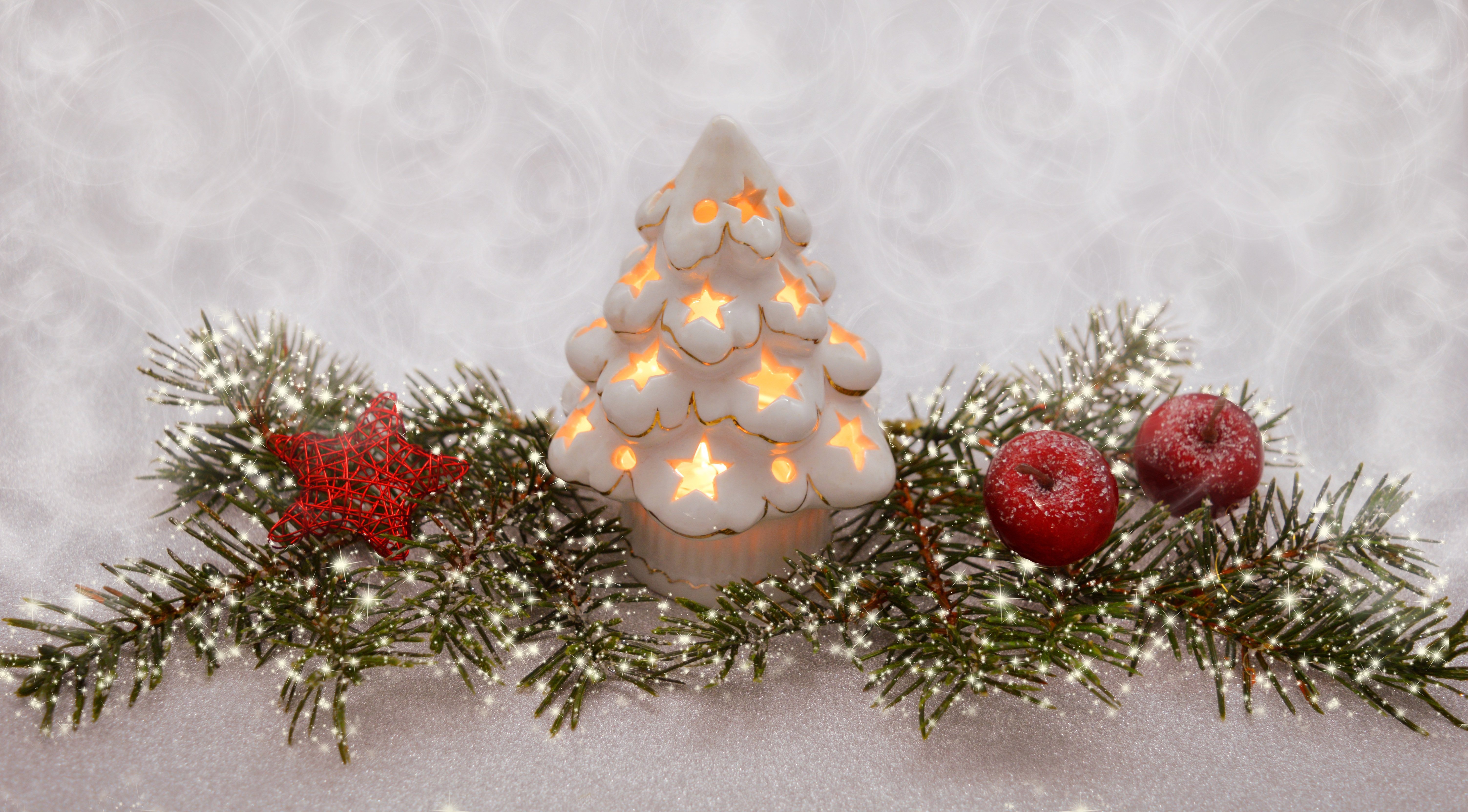 Christmas tree decoration with pine branches and apples HD Wallpaper
