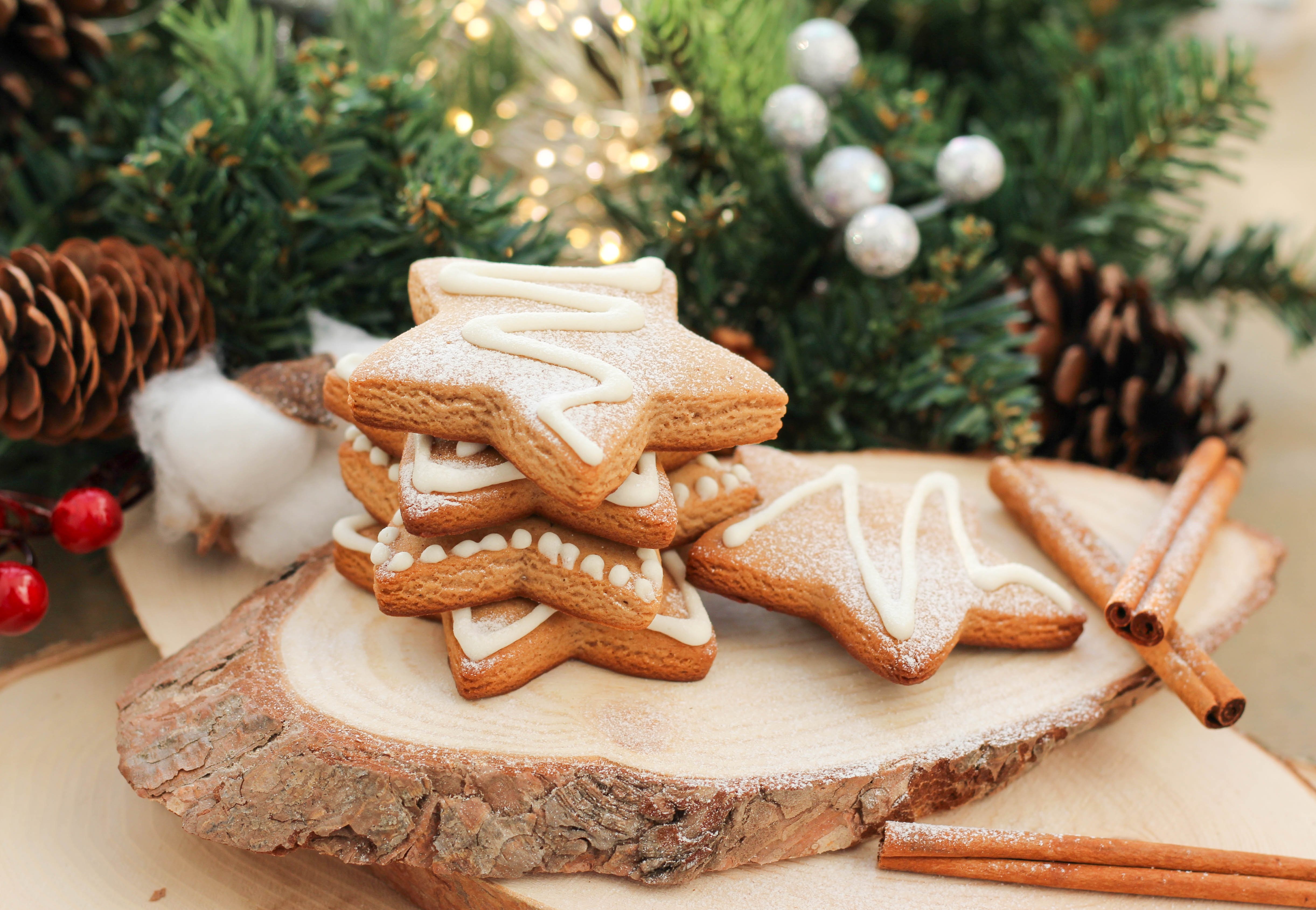 Christmas star cookies with pine cones and cinnamon HD Wallpaper