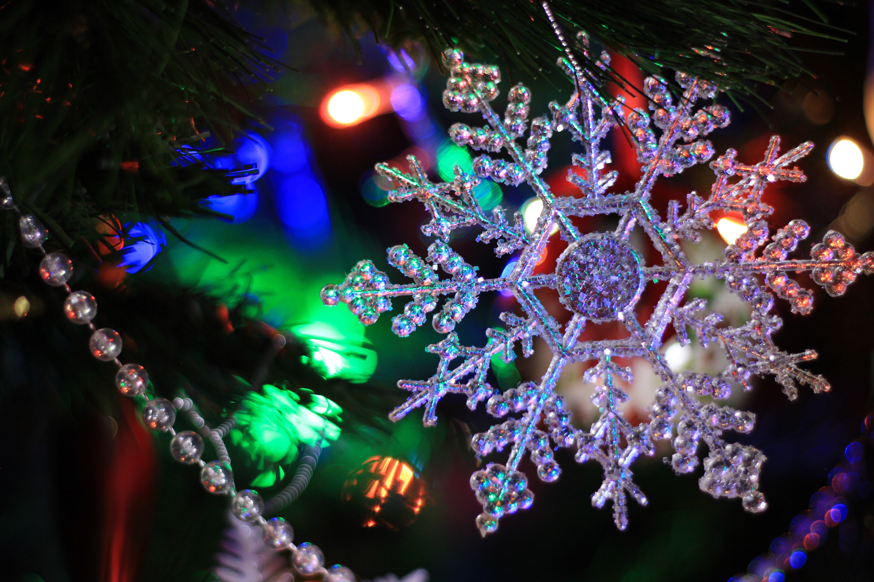 Christmas snowflake decoration with bokeh lights HD Wallpaper