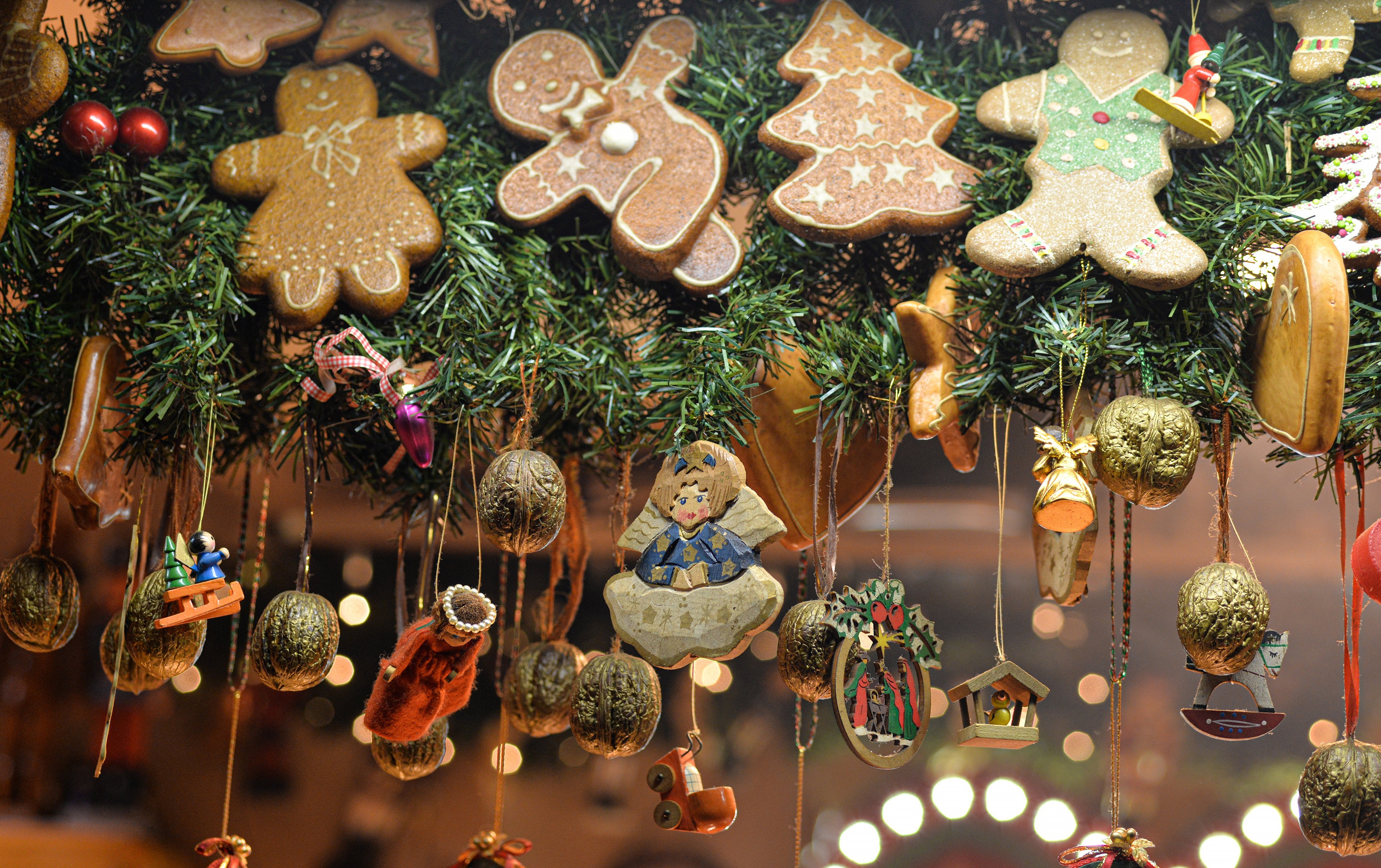 Christmas gingerbread cookies and ornaments on a tree HD Wallpaper