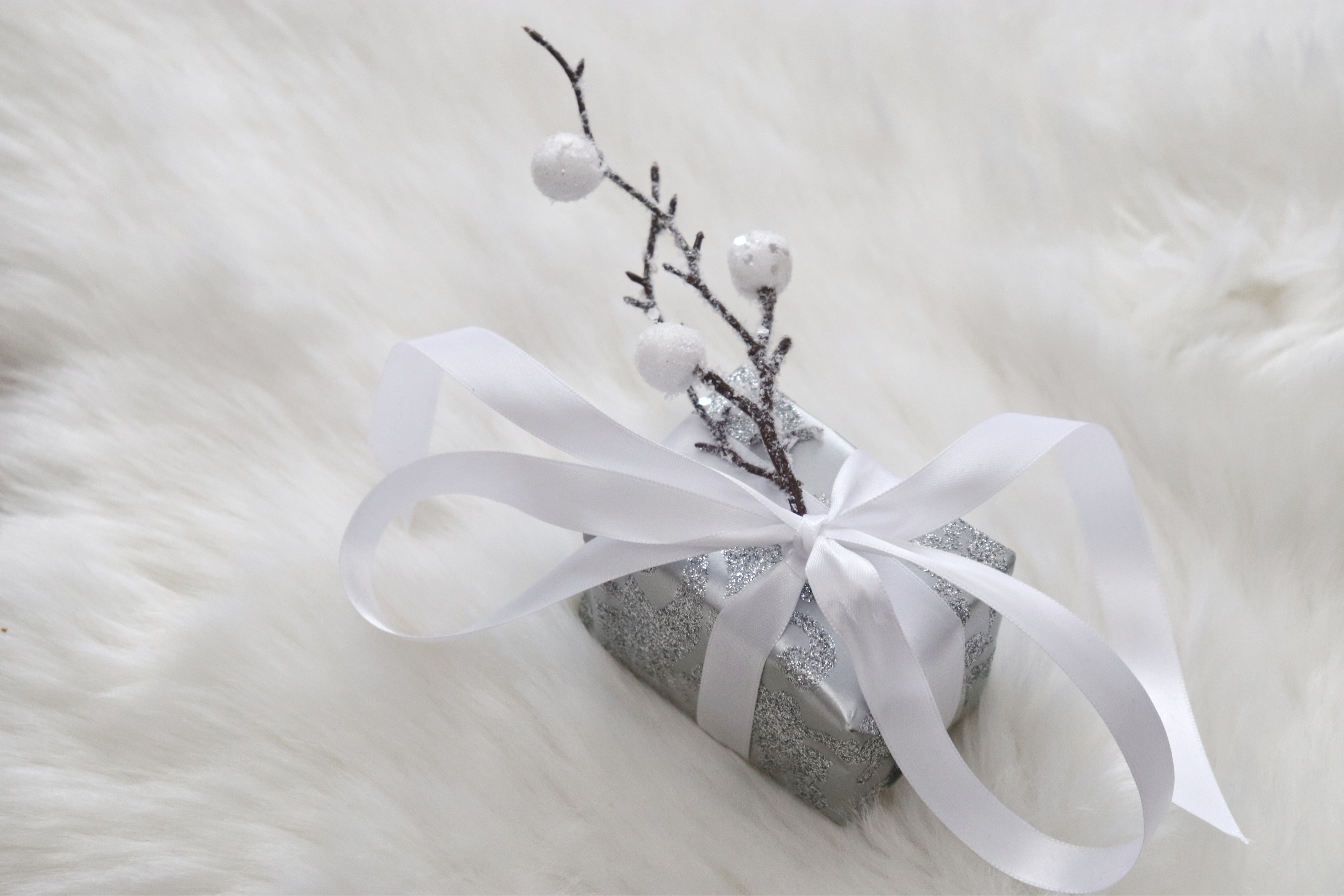 Silver gift with white ribbon and branch HD Wallpaper