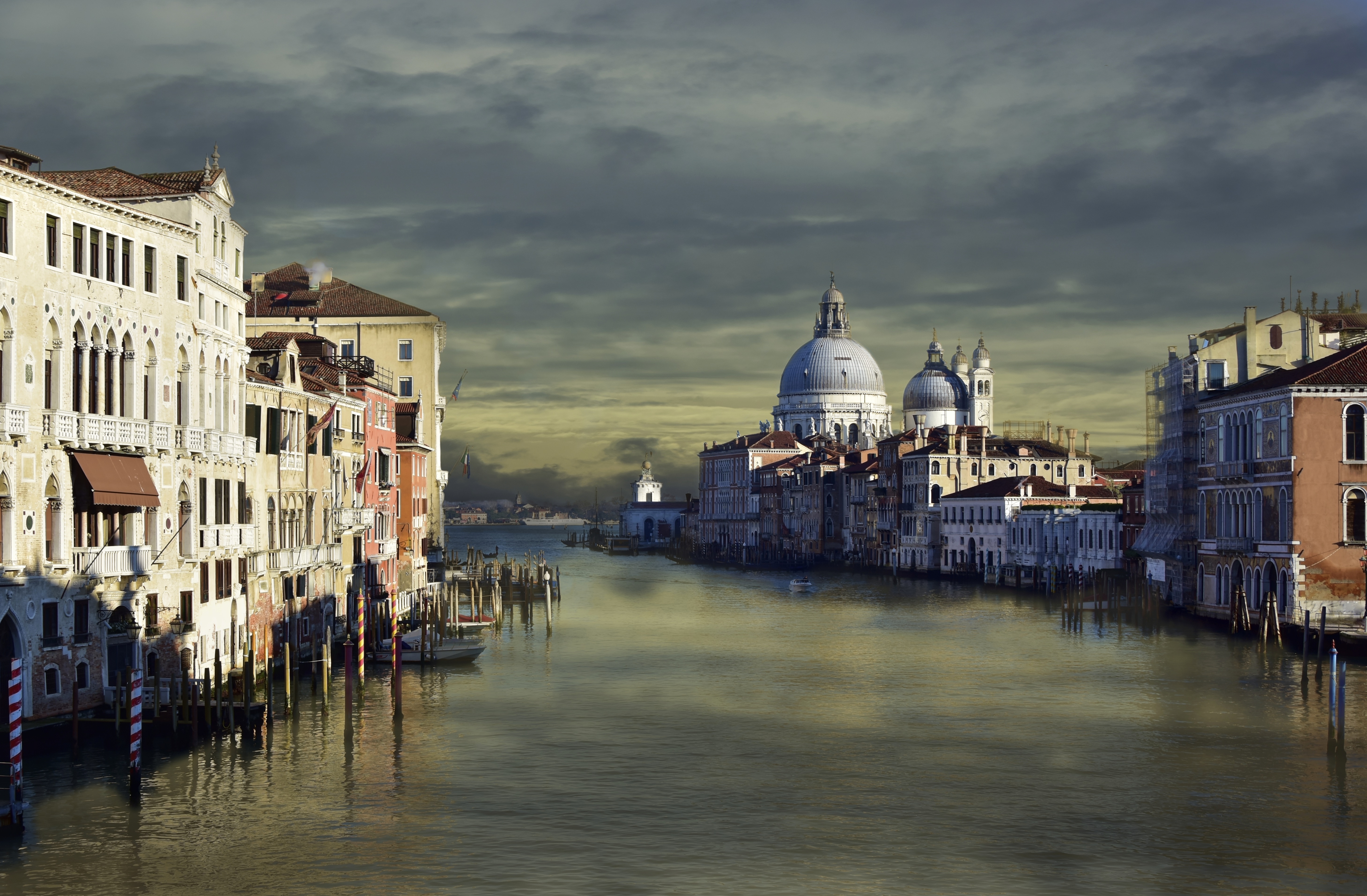 Venice Canal with Basilica di Santa Maria della Salute HD Wallpaper
