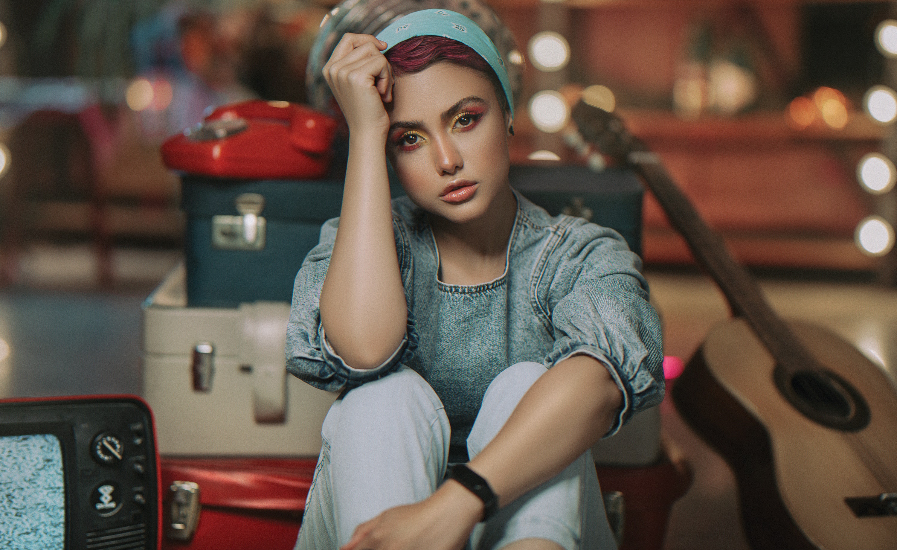 Model with suitcases and guitar HD Wallpaper