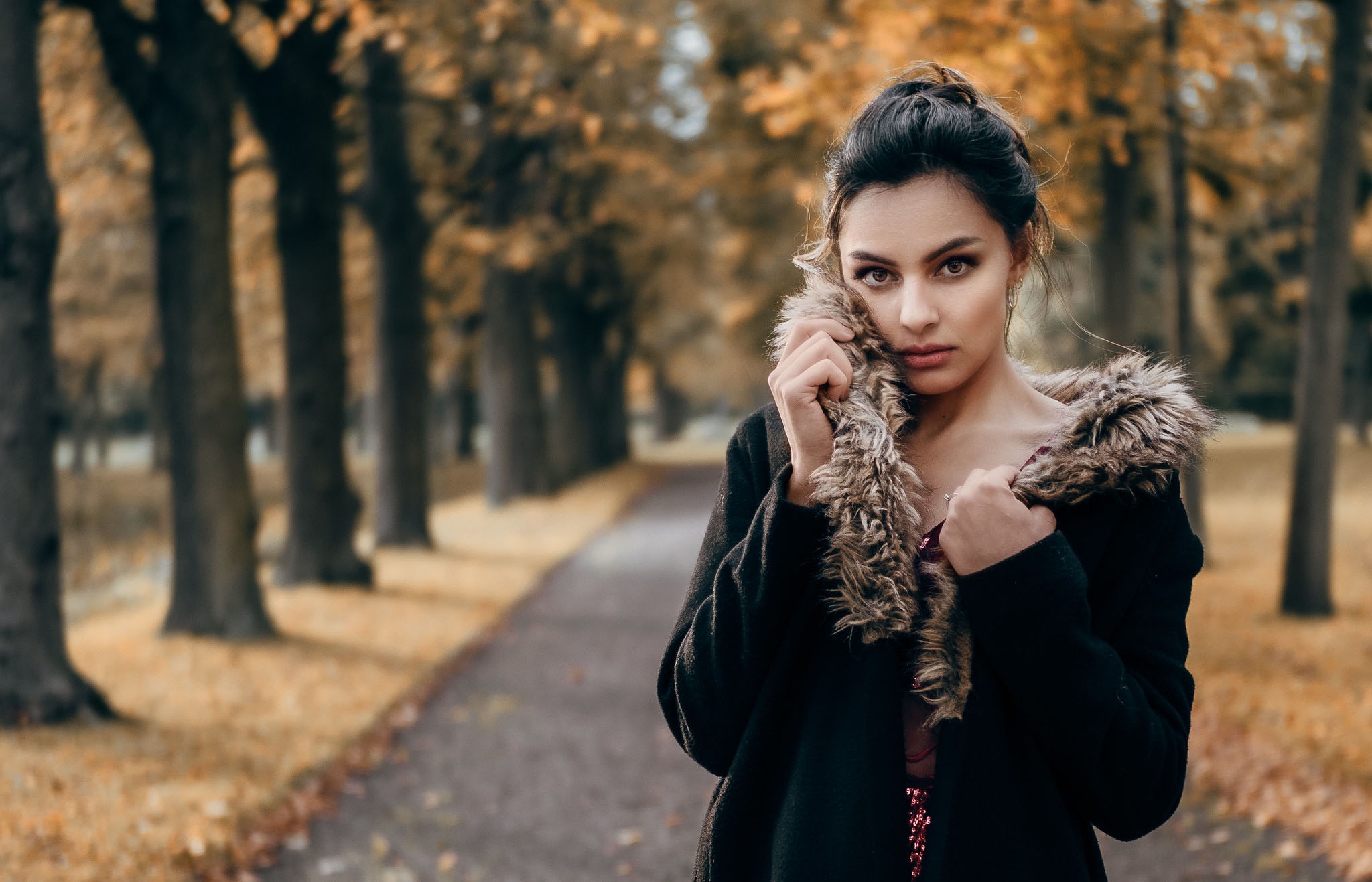 Woman in a fur-lined coat in an autumn park HD Wallpaper
