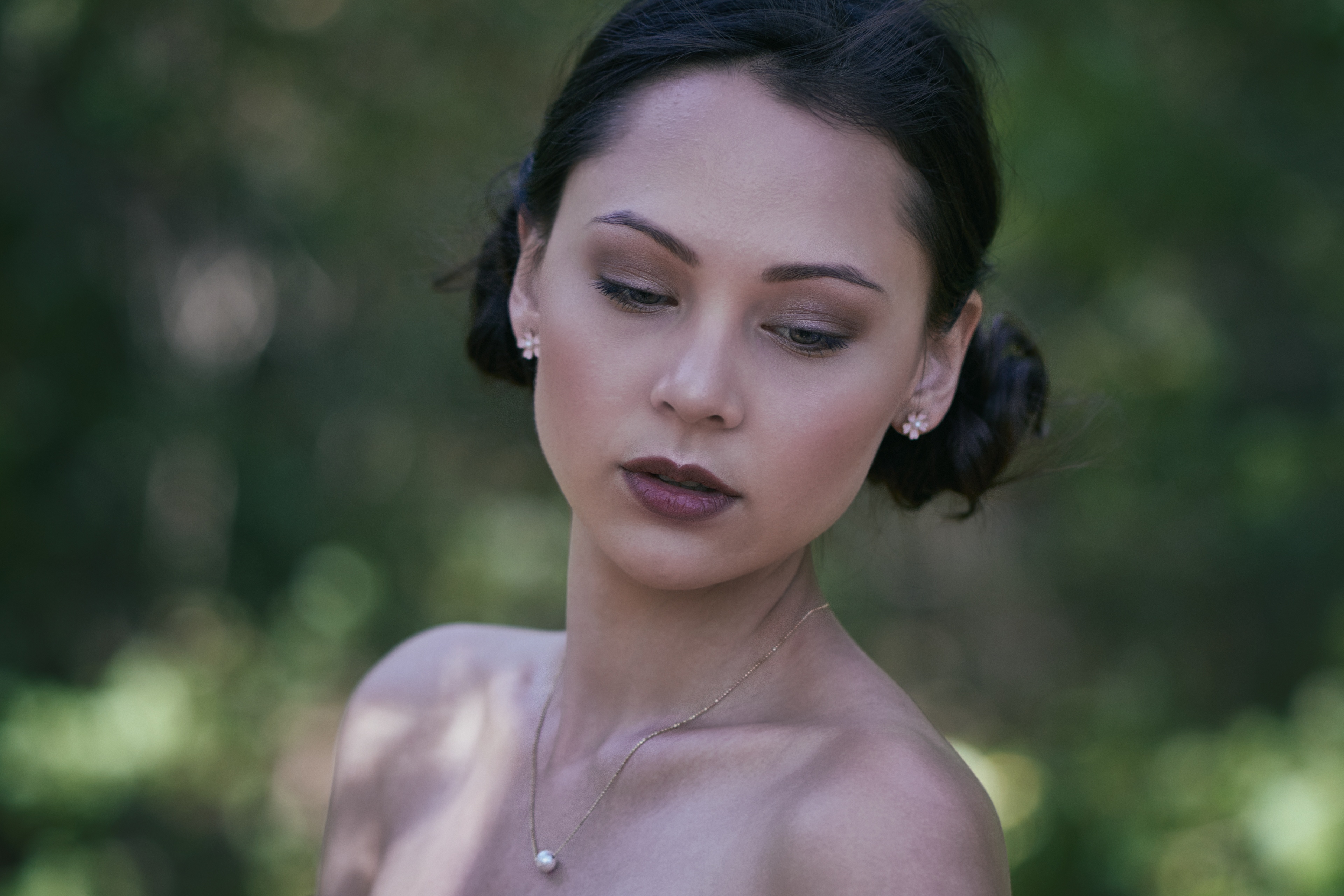 Brunette woman with pearl necklace and earrings HD Wallpaper