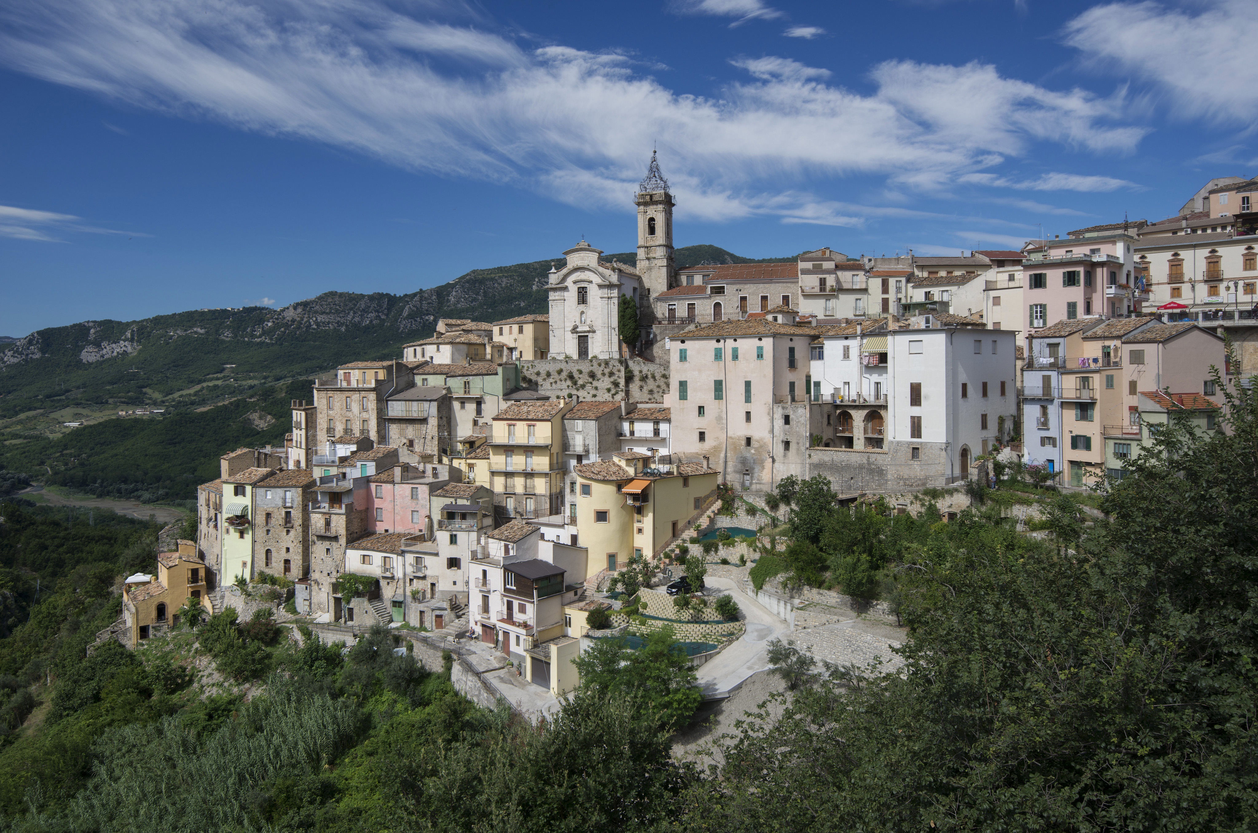 Town on a hill in Italy HD Wallpaper