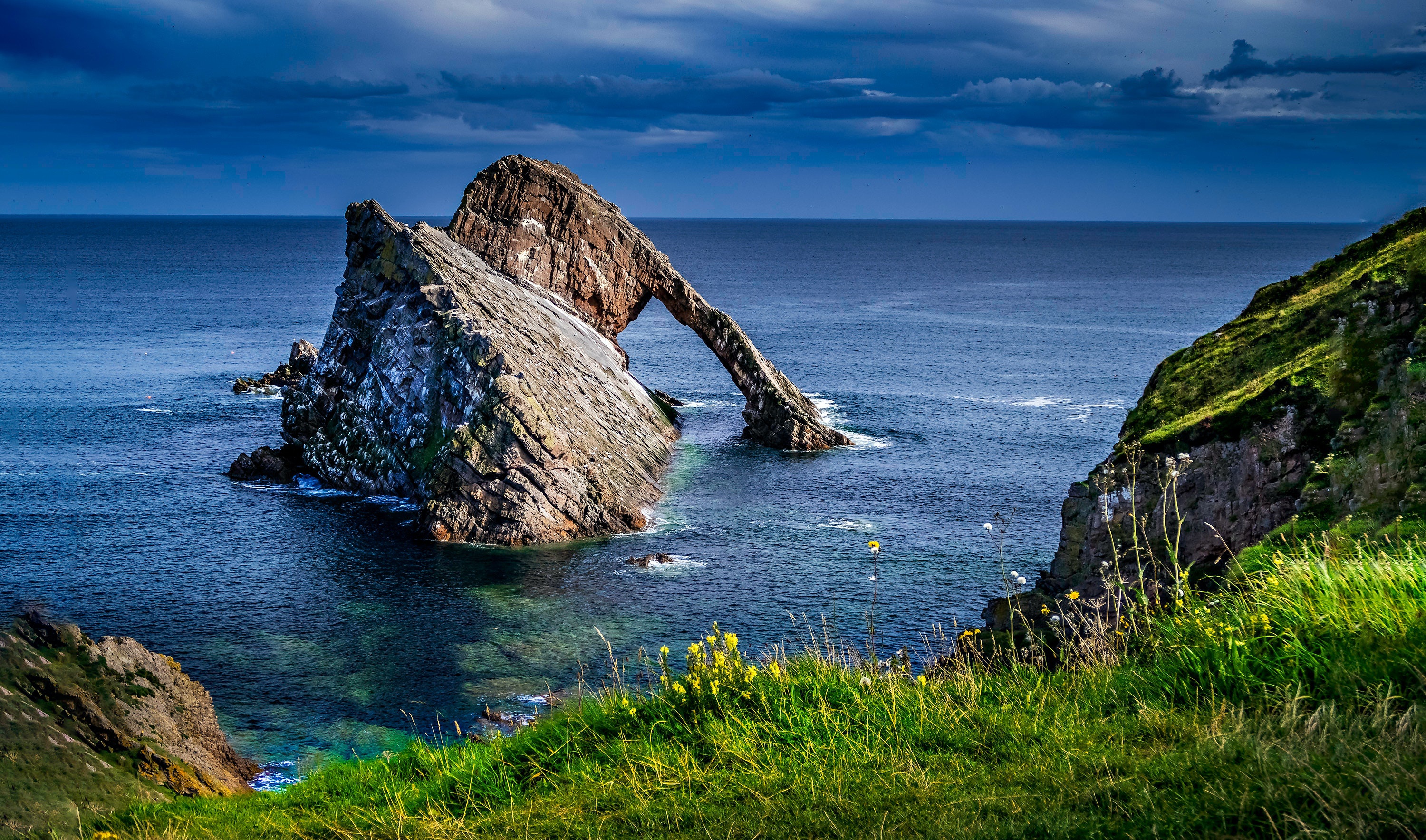 Sea arch rock formation in the ocean HD Wallpaper