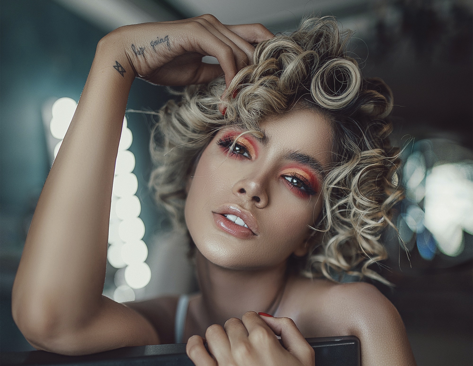 Woman with blonde curly hair and dramatic makeup HD Wallpaper