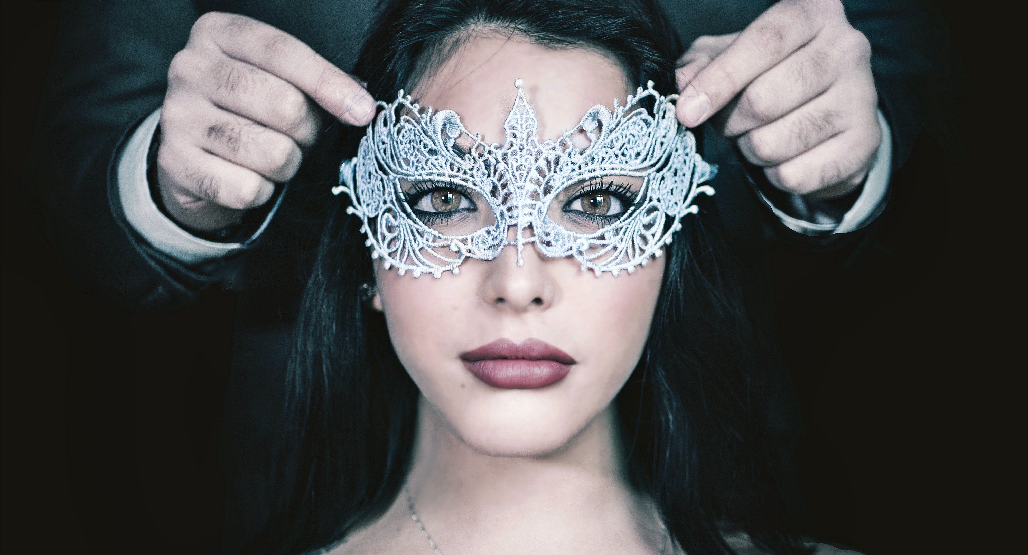 Woman wearing a white lace masquerade mask HD Wallpaper