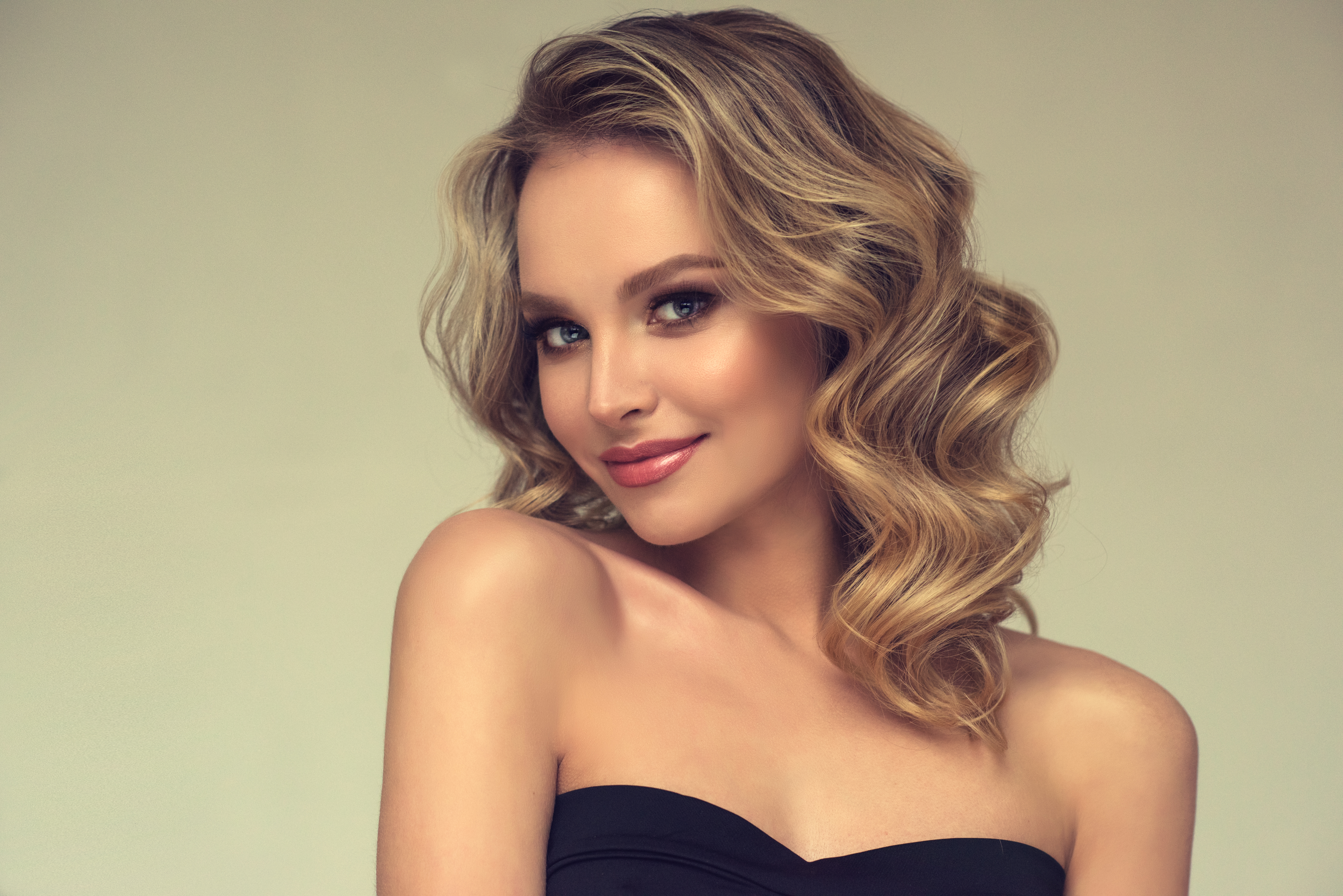 Beautiful Blonde Model with a Stunning Smile in HD Wallpaper