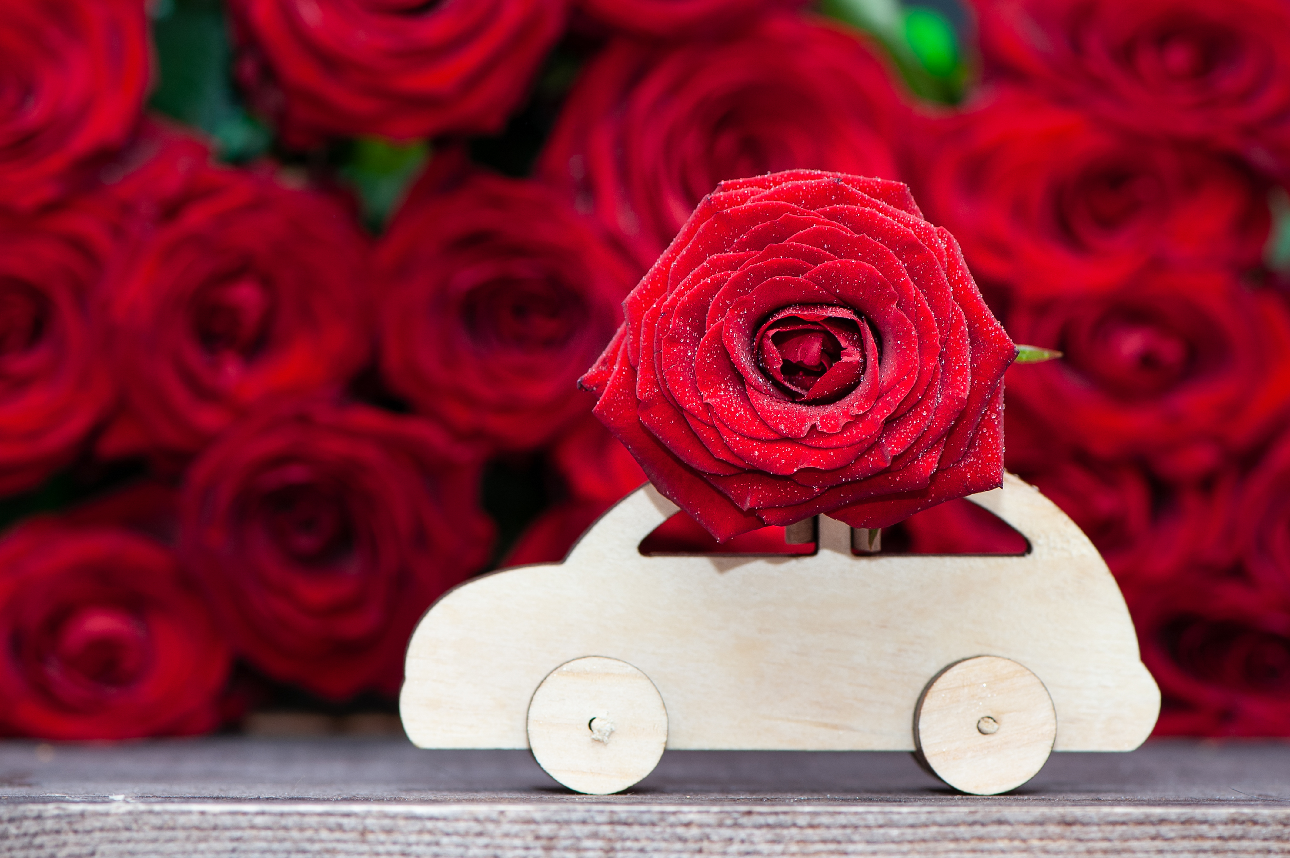 Red rose in a wooden car with a bouquet of roses HD Wallpaper