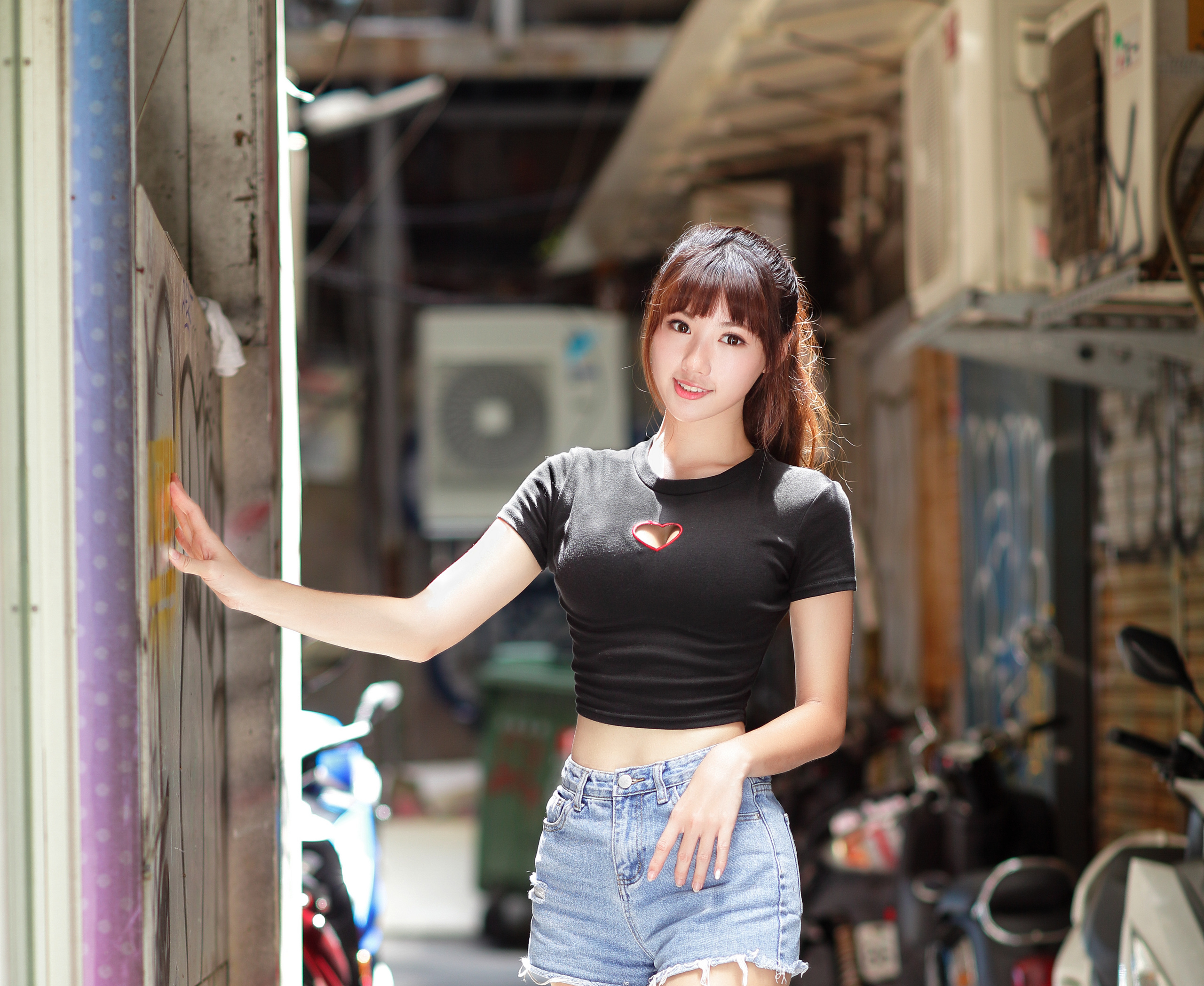 Woman in black crop top and denim shorts HD Wallpaper