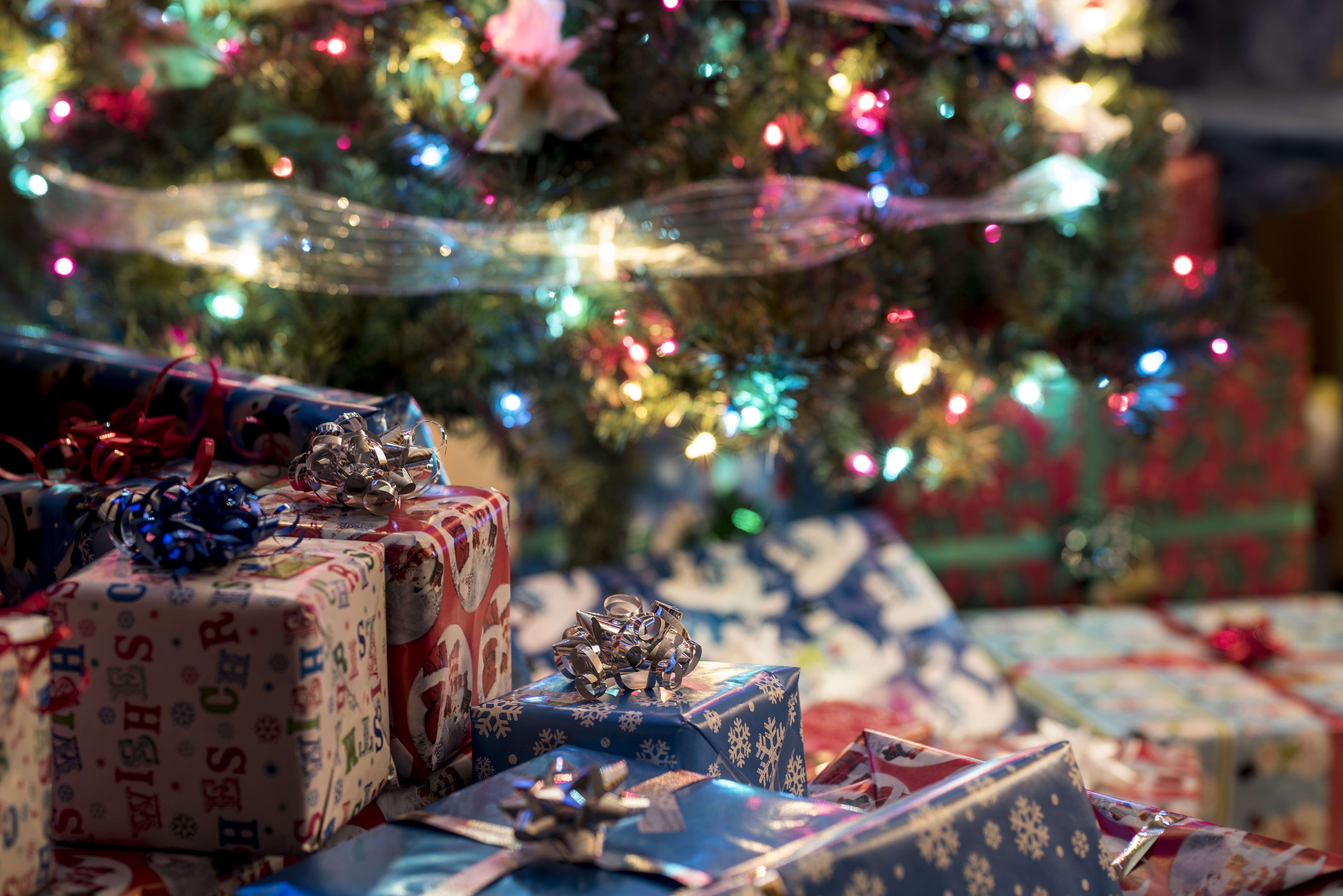 Christmas tree with gifts HD Wallpaper