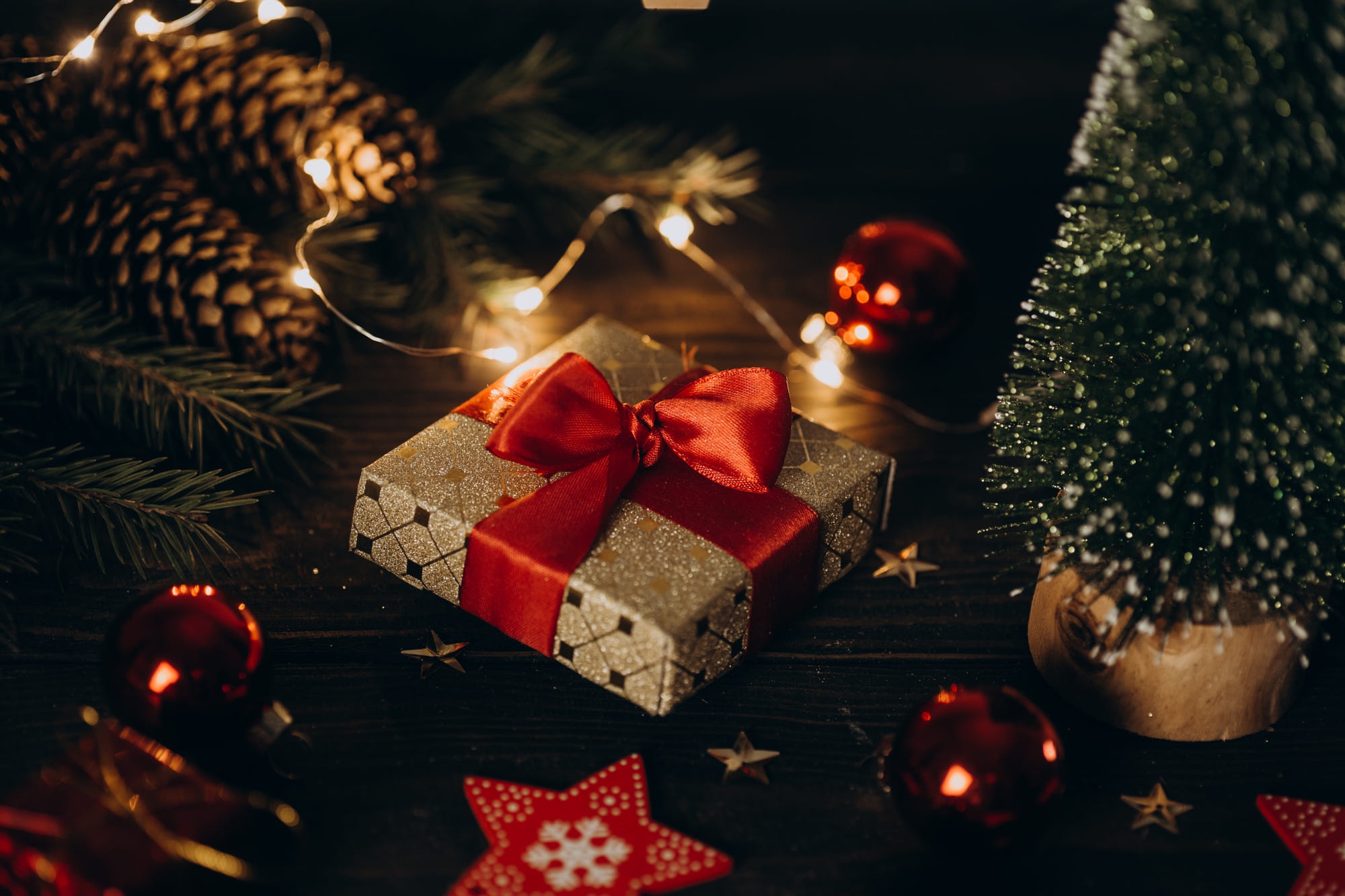 Christmas gift with ornaments and pine cones HD Wallpaper