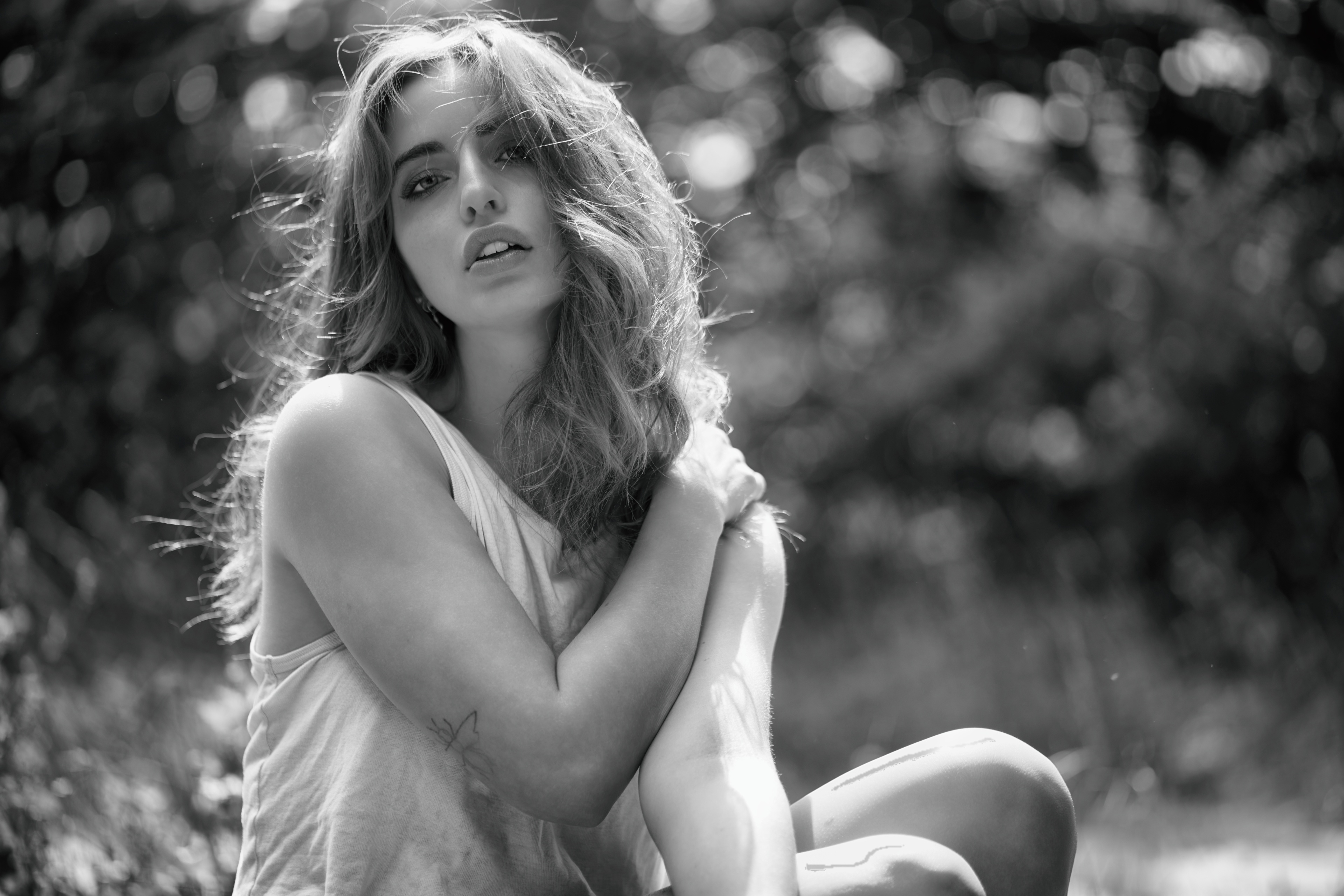 Woman with depth of field in black and white HD Wallpaper