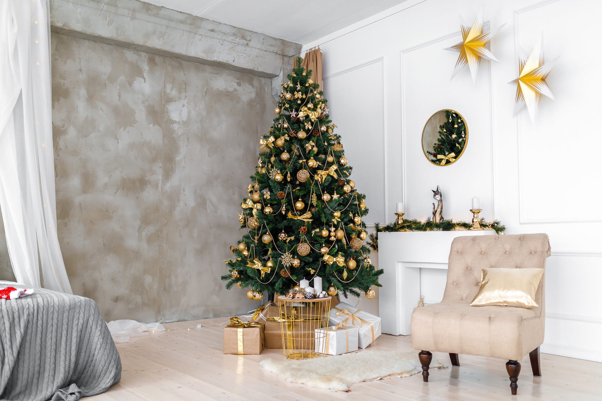 Decorated Christmas Tree in a Cozy Room HD Wallpaper