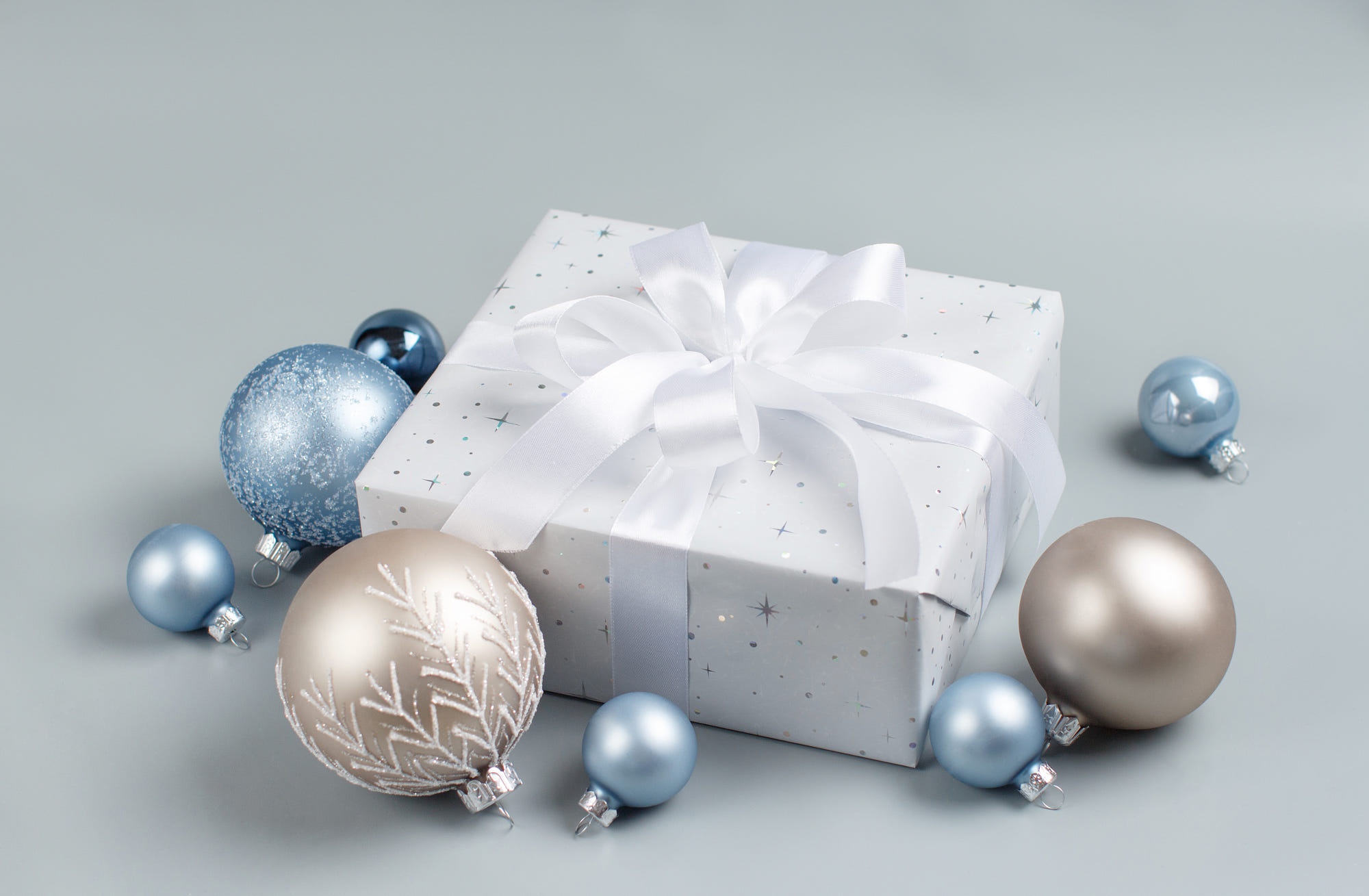 Christmas gift box with ornaments HD Wallpaper