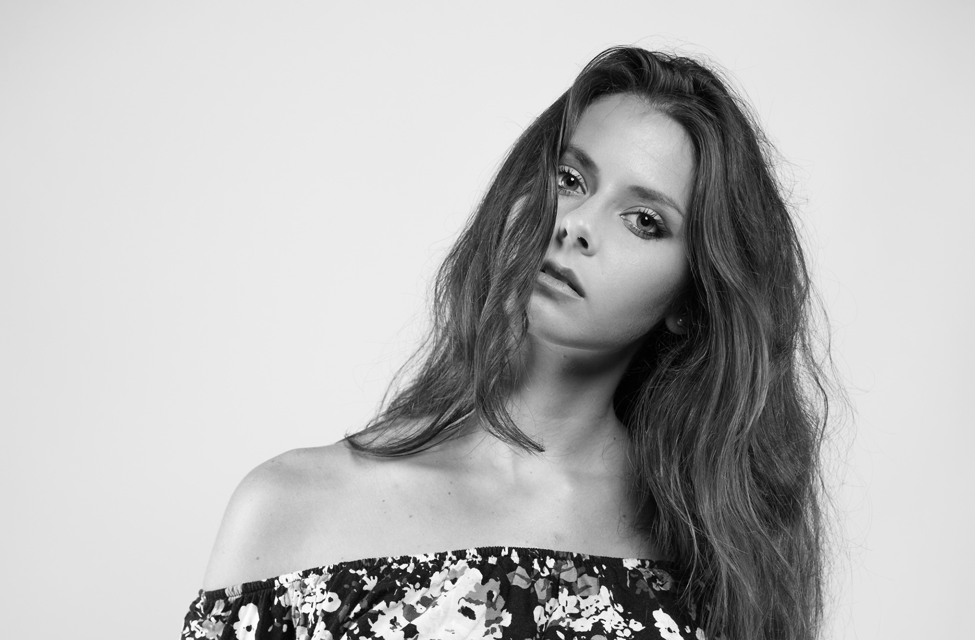 Black and white portrait of a young woman HD Wallpaper