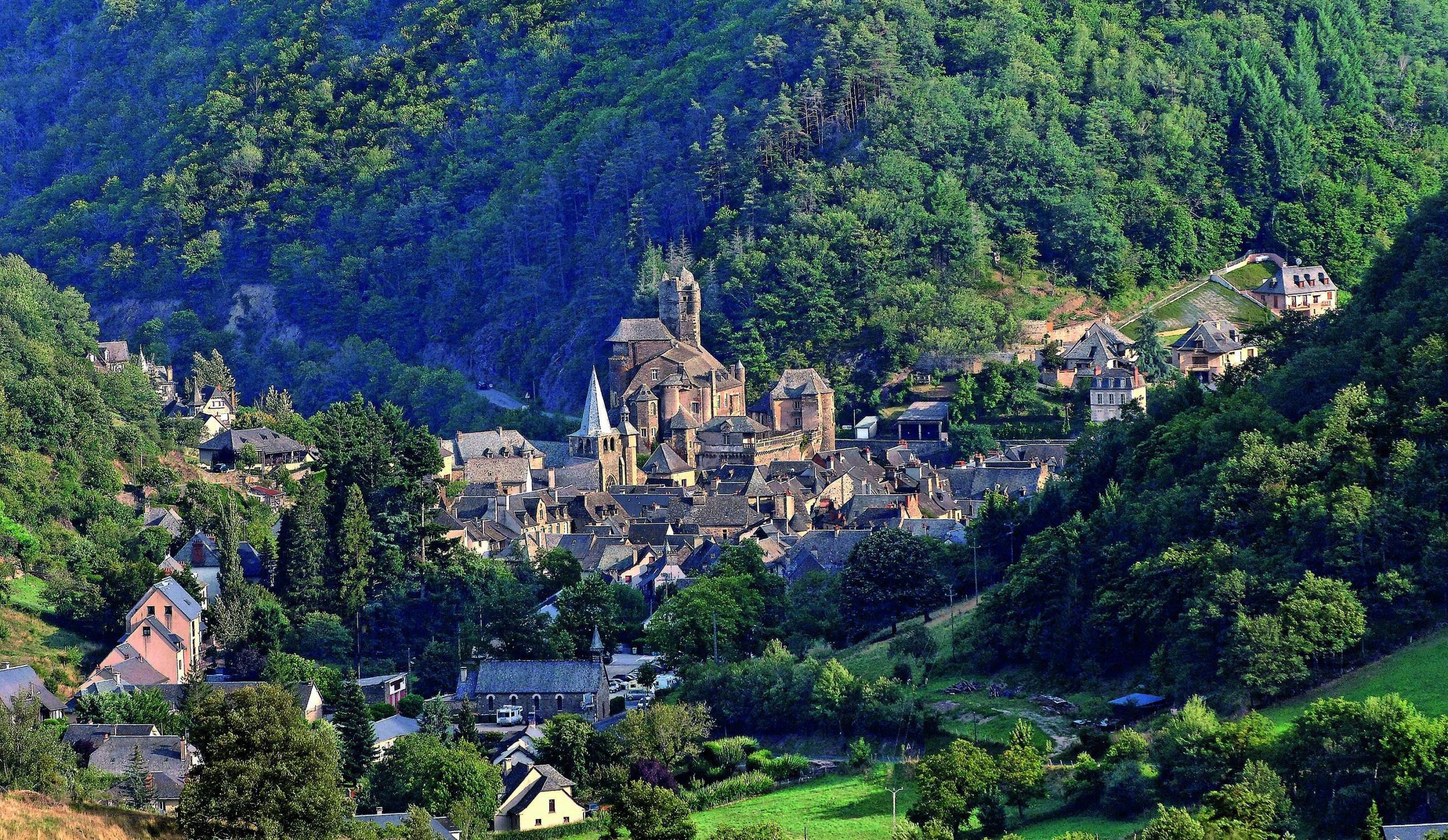 Village of Estaing in Aveyron, France HD Wallpaper