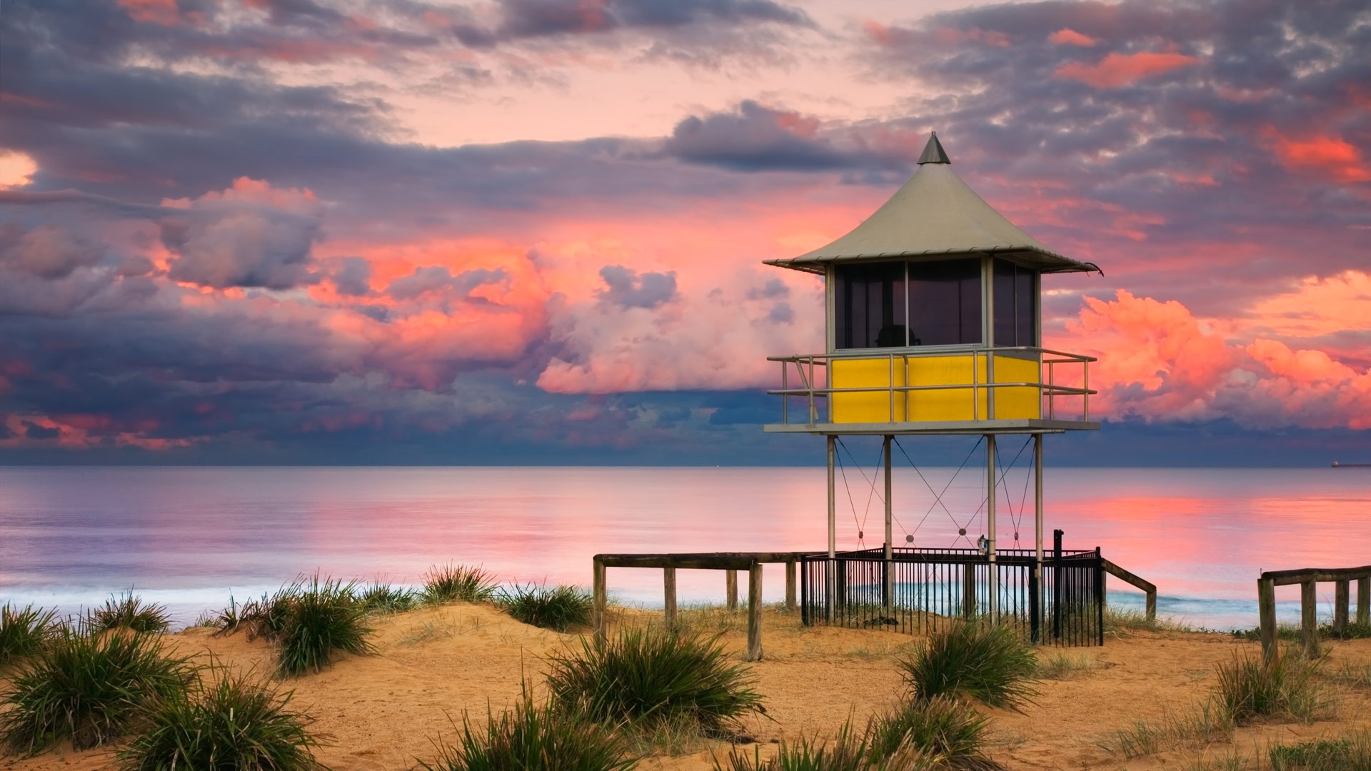 Lifeguard tower on a beach at sunset in Australia HD Wallpaper