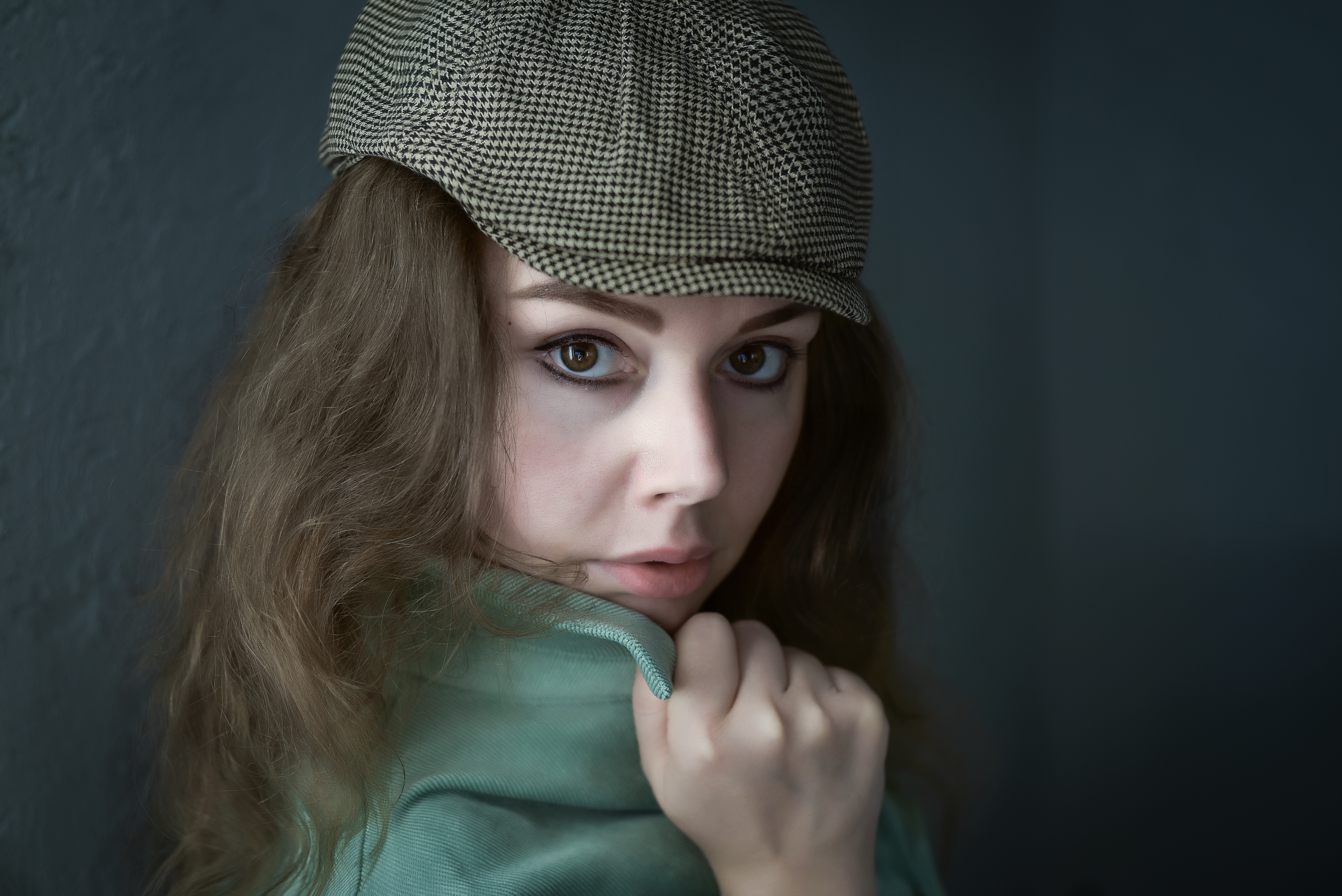 Woman wearing a flat cap and green jacket HD Wallpaper