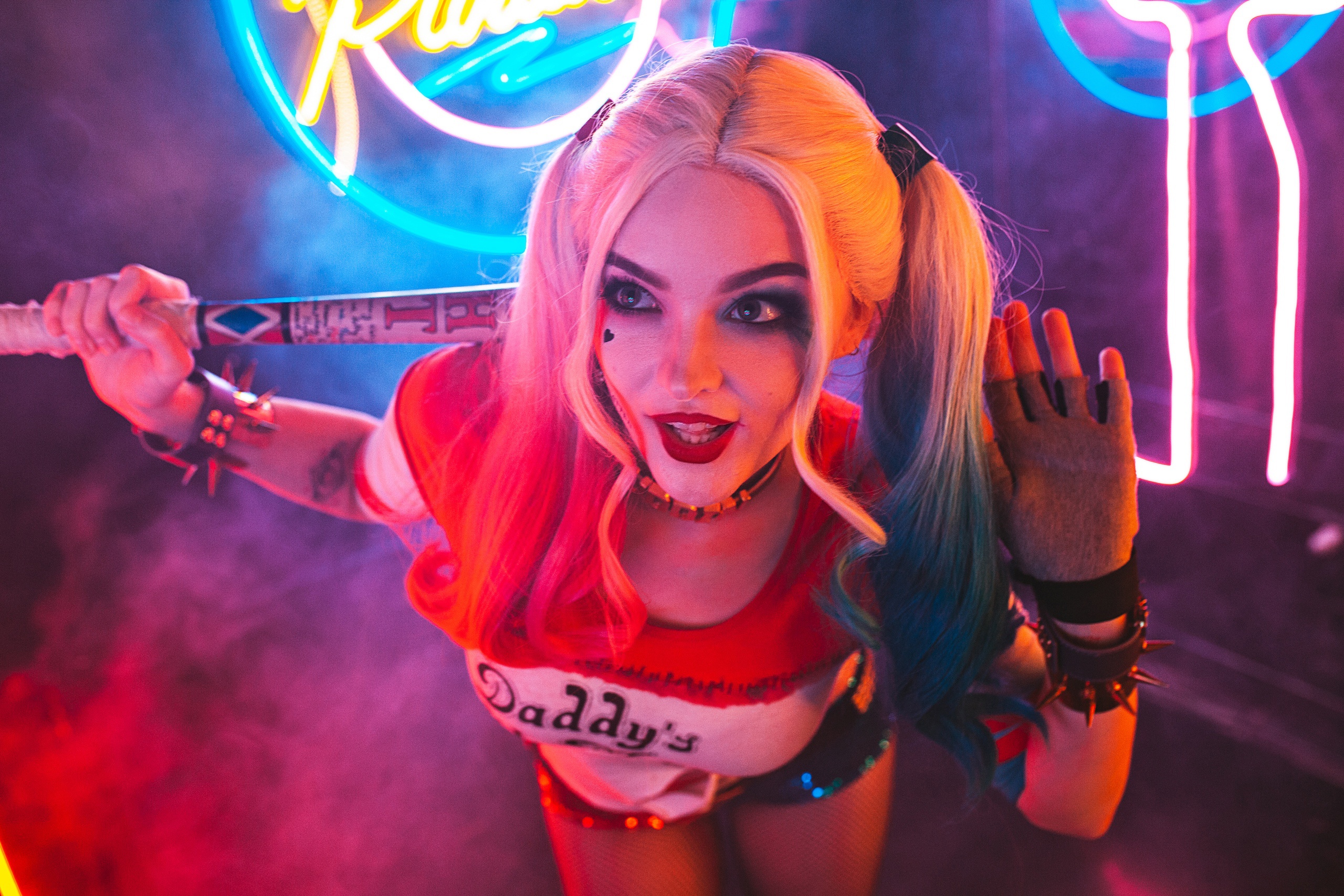 Harley Quinn from DC Comics with a baseball bat HD Wallpaper