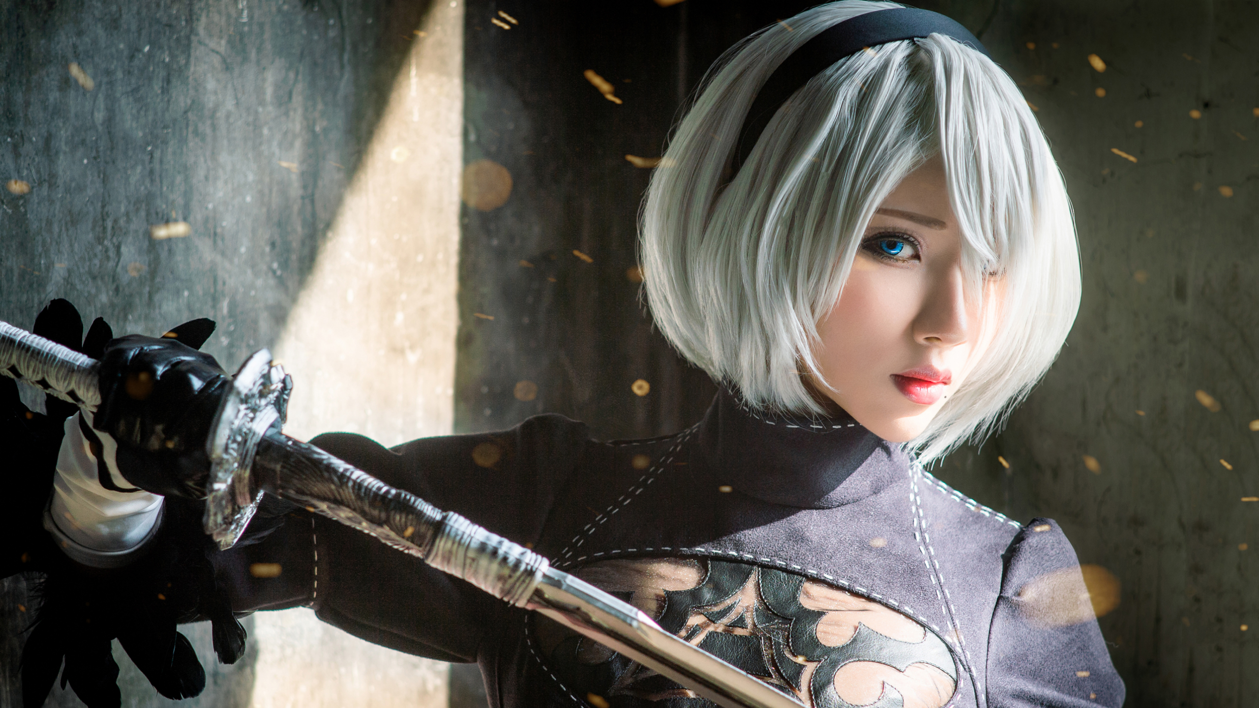 2B from NieR: Automata holding a sword HD Wallpaper