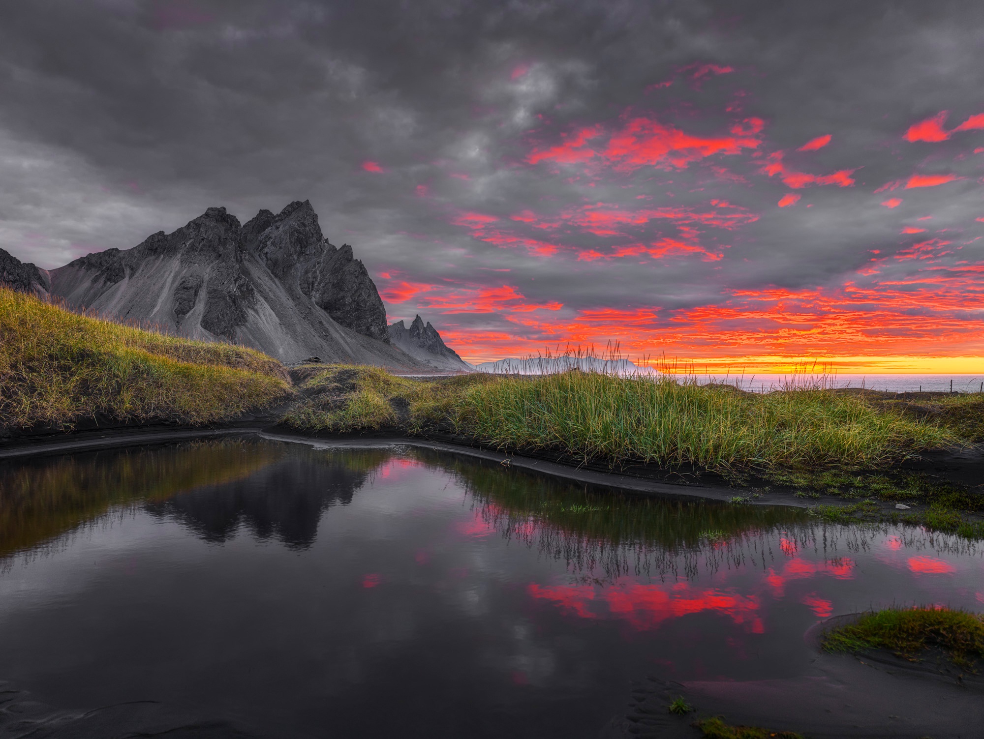 Vestrahorn Mountain reflection at sunrise in Iceland HD Wallpaper
