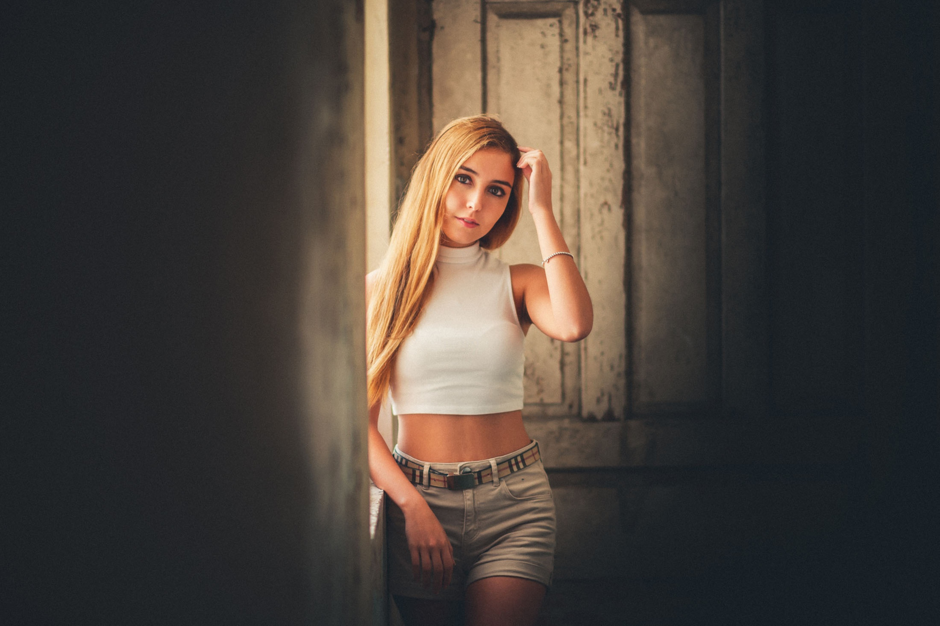 Blonde woman with long hair wearing shorts HD Wallpaper