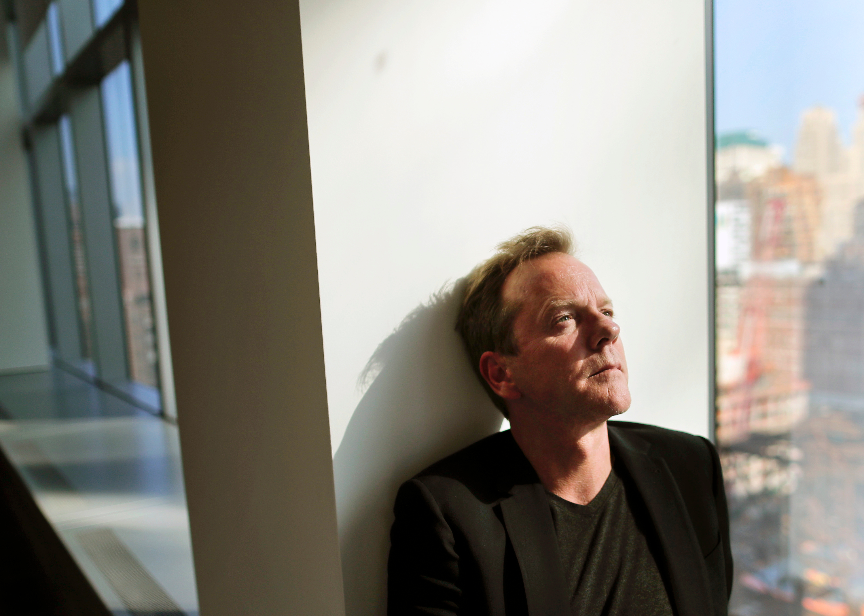 Kiefer Sutherland leaning against a wall HD Wallpaper
