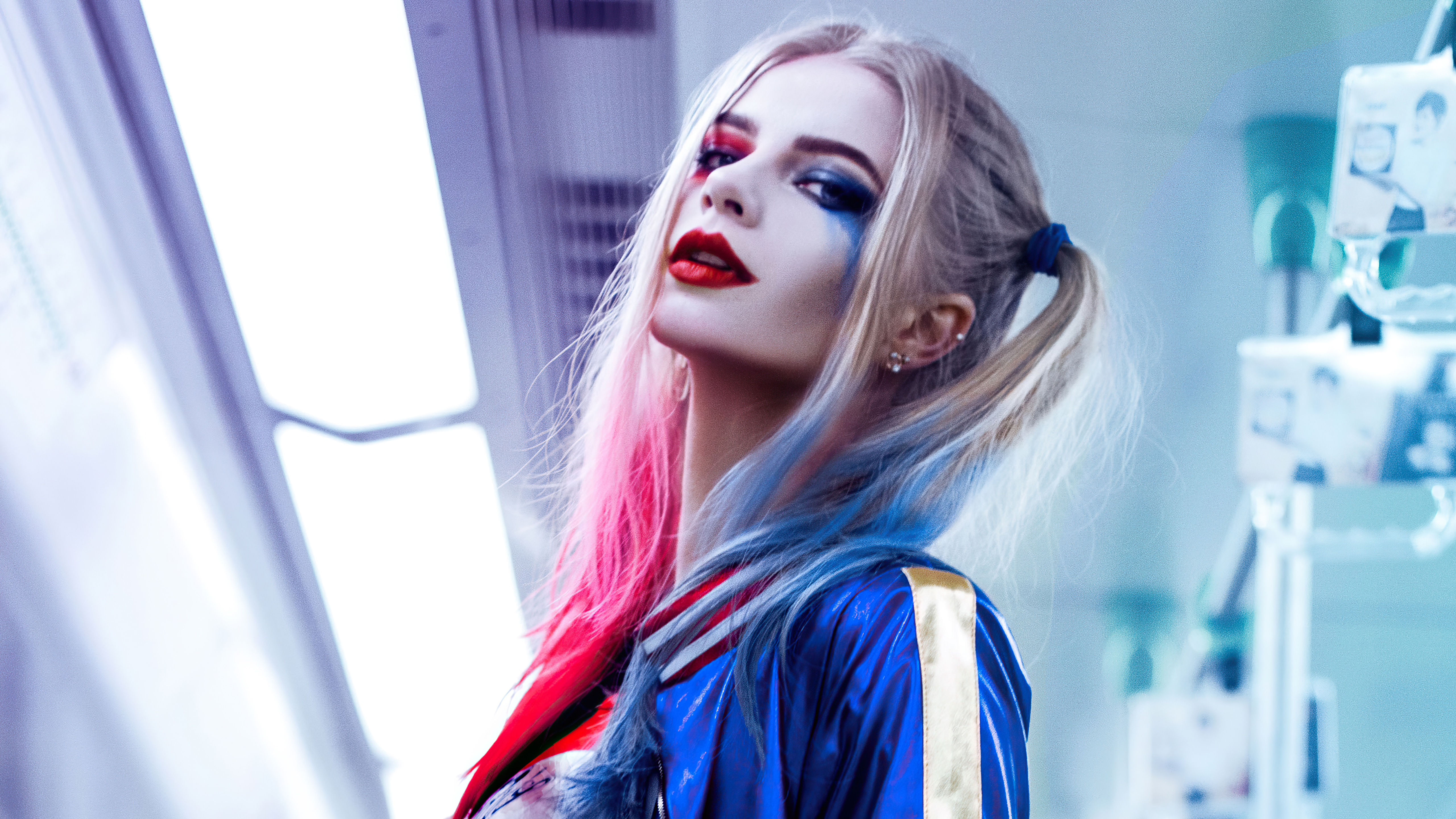 Harley Quinn cosplay girl with pink and blue hair HD Wallpaper