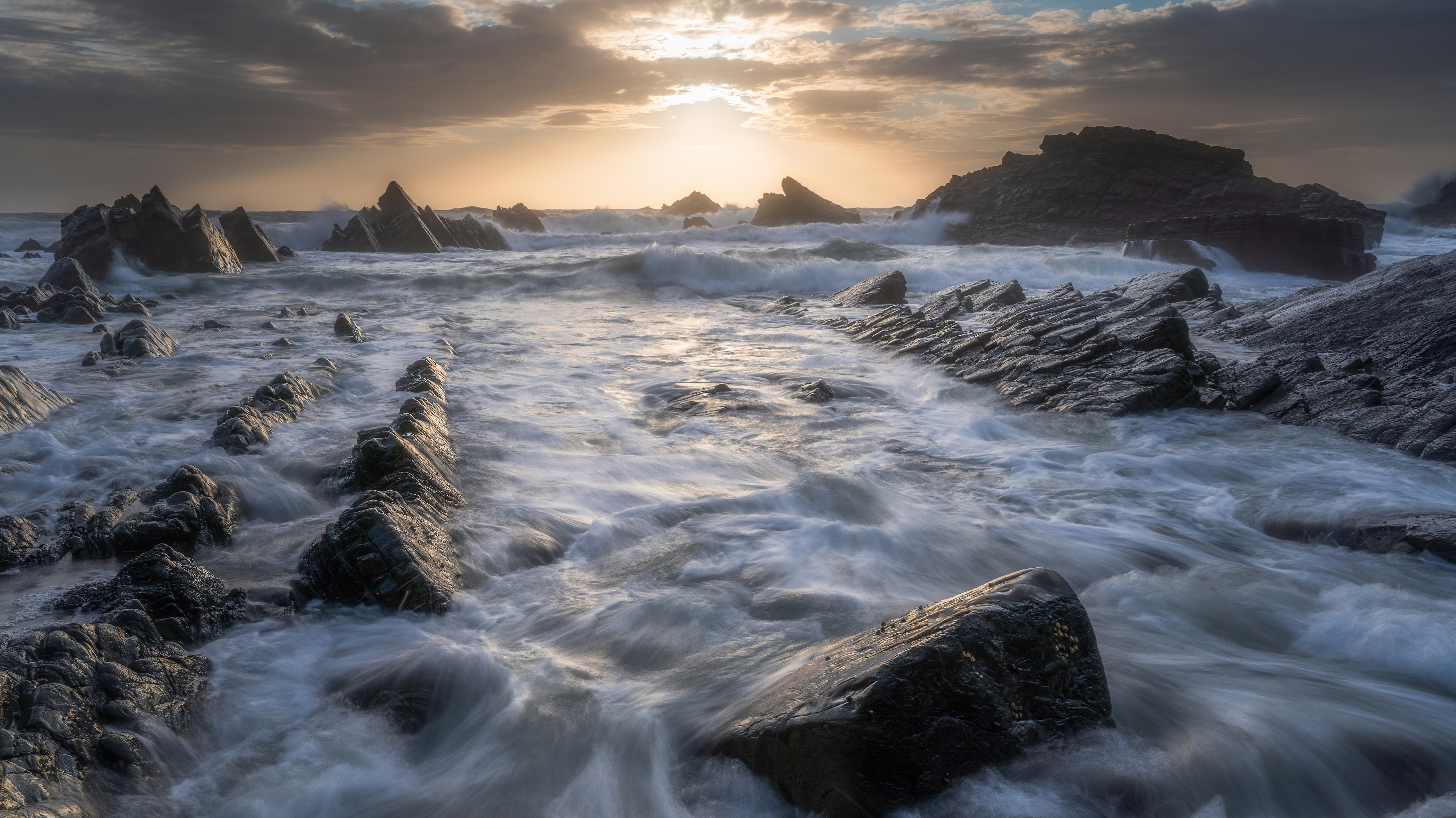 Rocky beach with waves at sunset HD Wallpaper