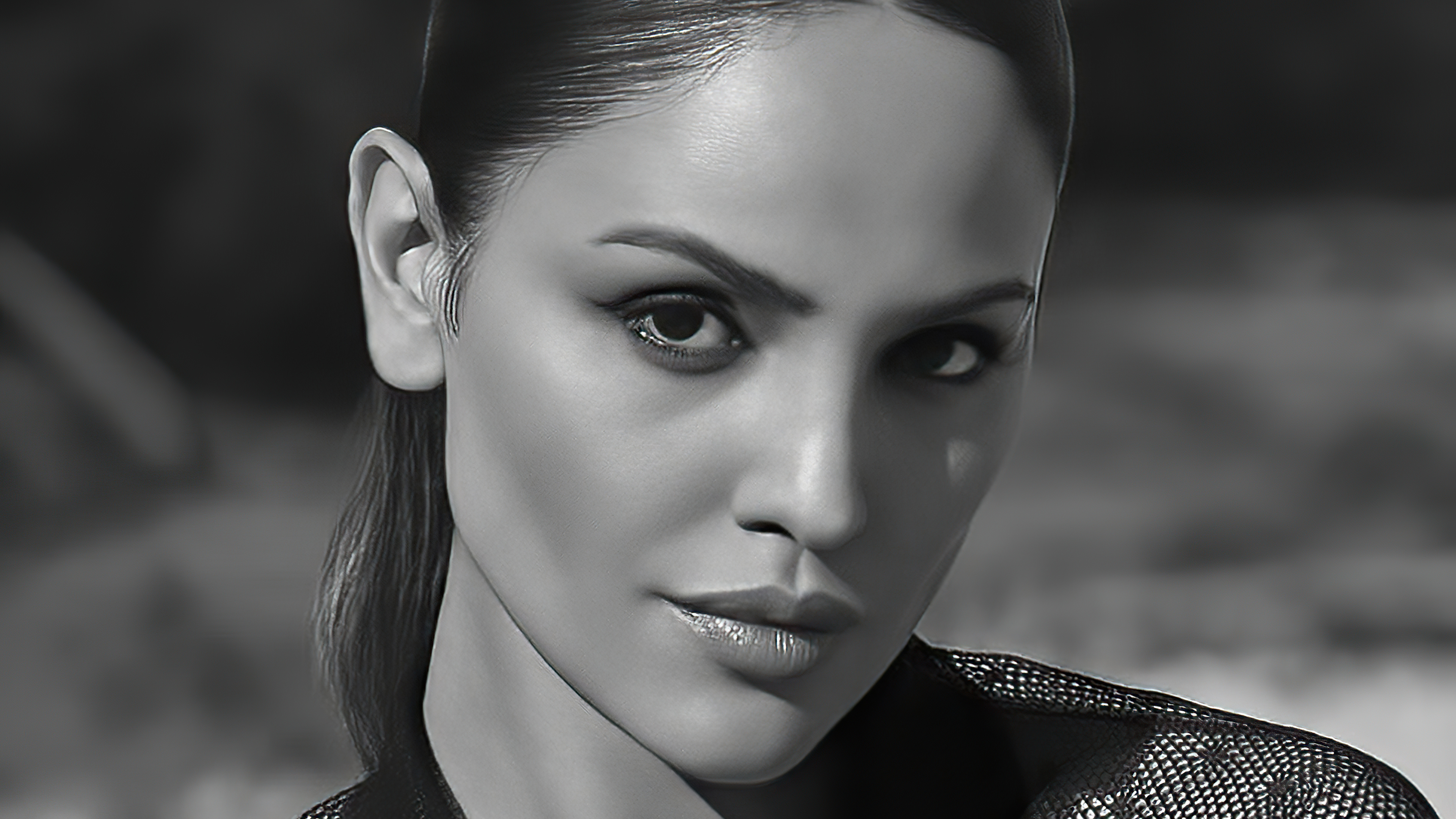 Eiza Gonzalez in monochrome HD Wallpaper