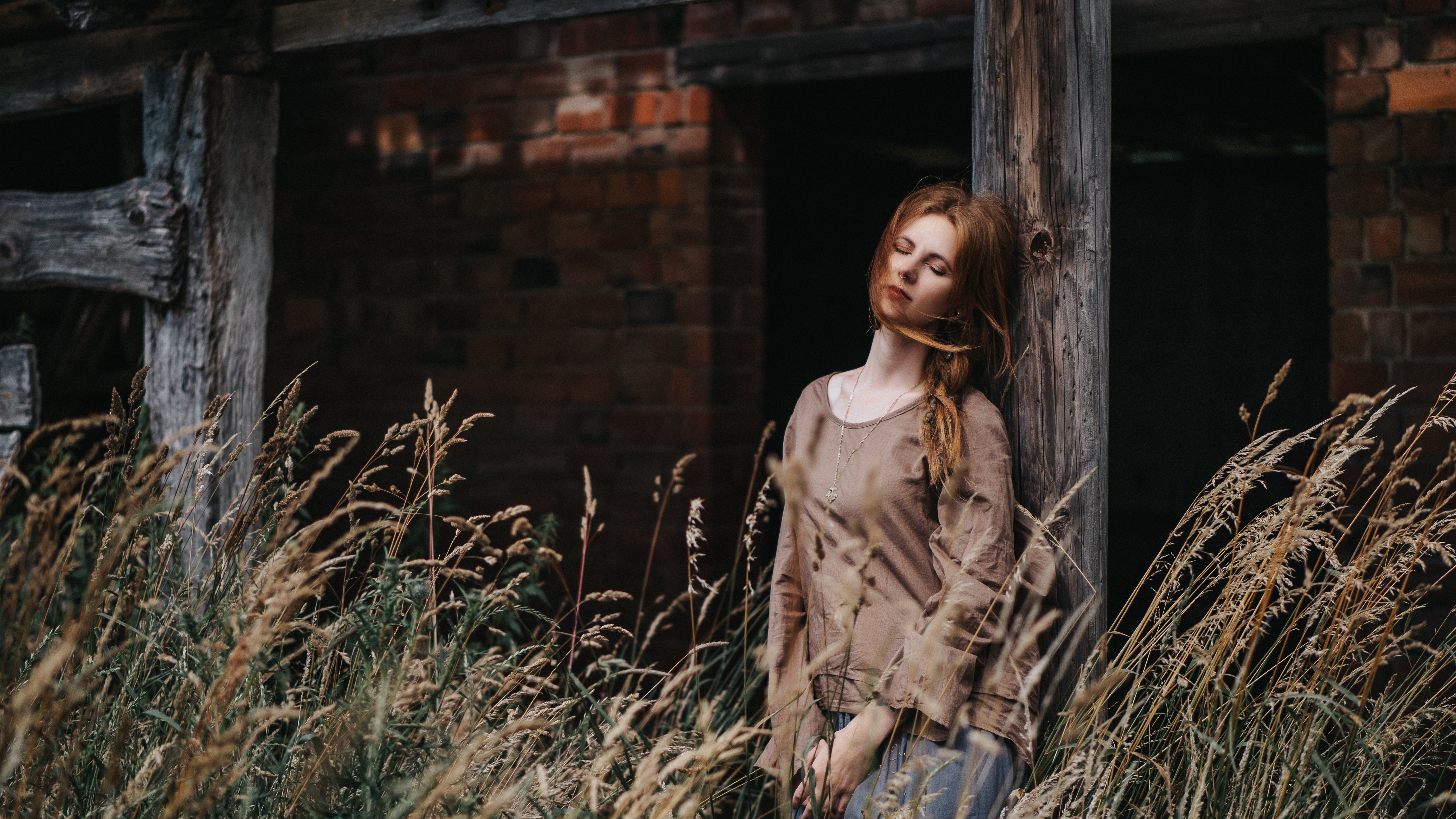 Girl with red hair leaning against a wooden post HD Wallpaper