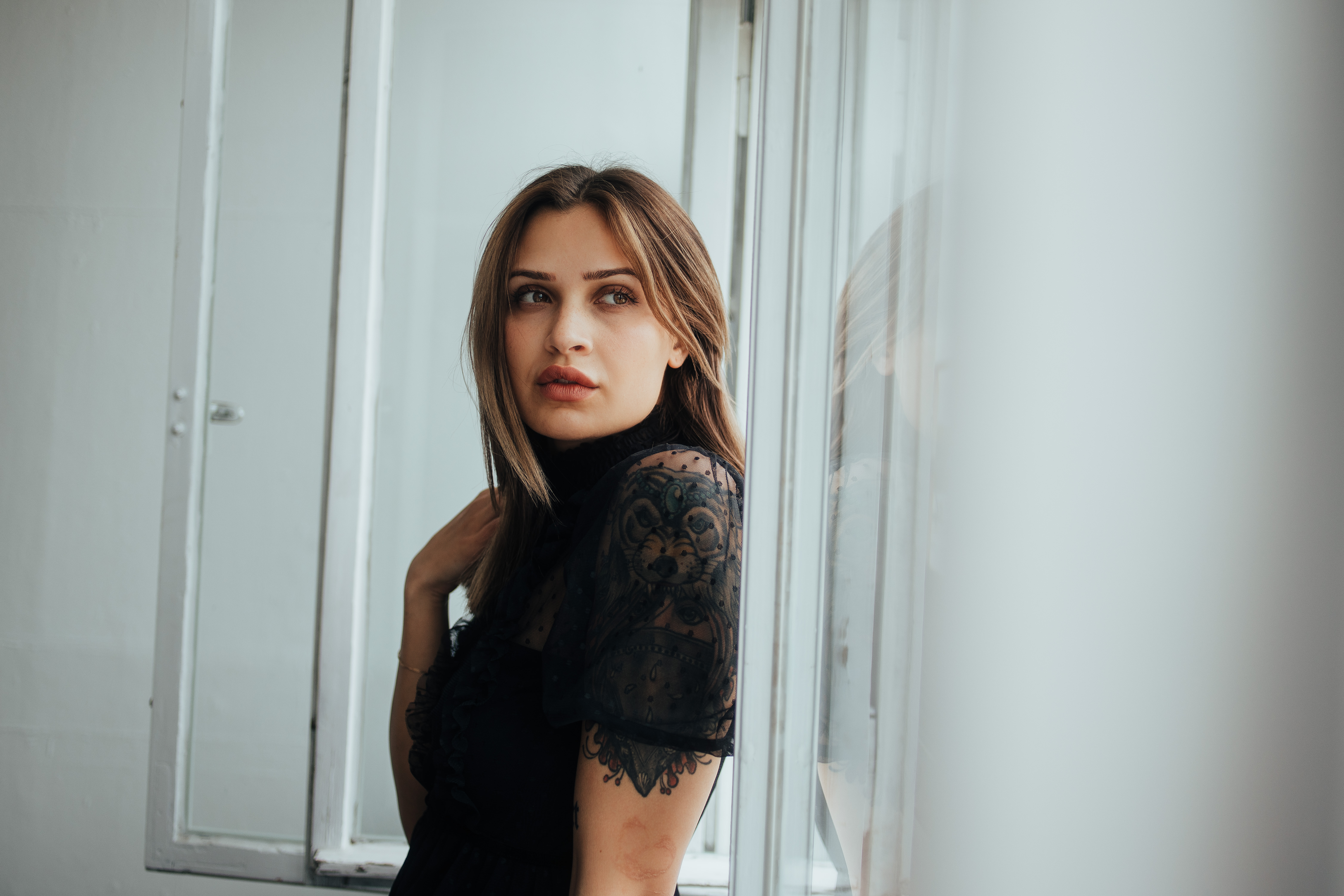 Woman in black dress with tattoos HD Wallpaper