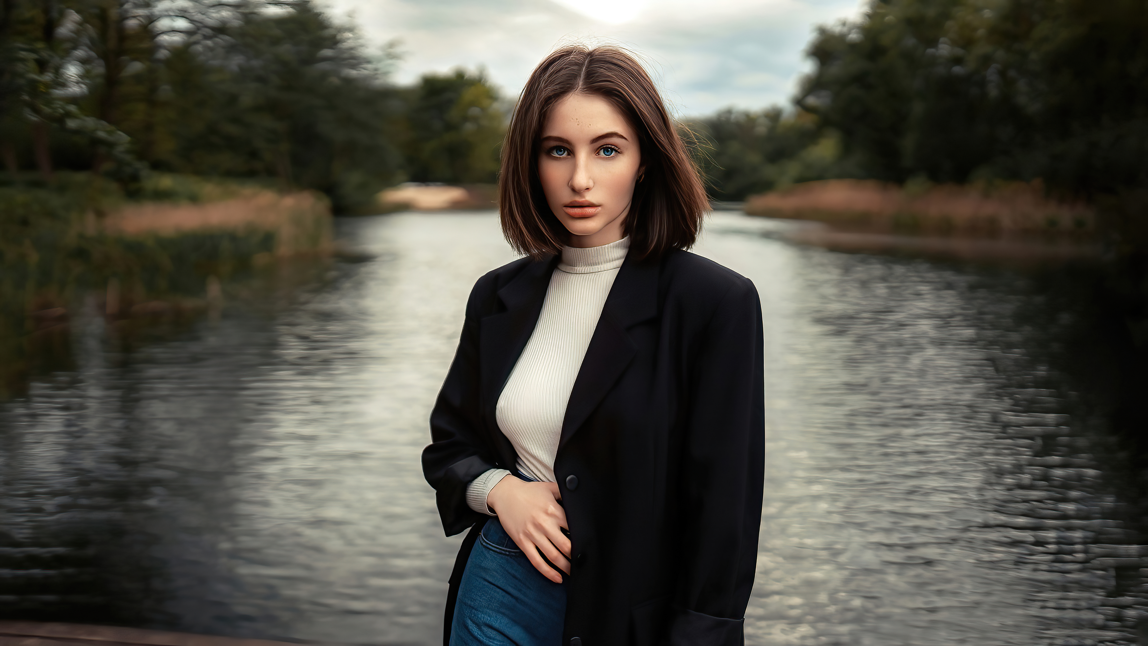 Model in black blazer and white turtleneck by water HD Wallpaper