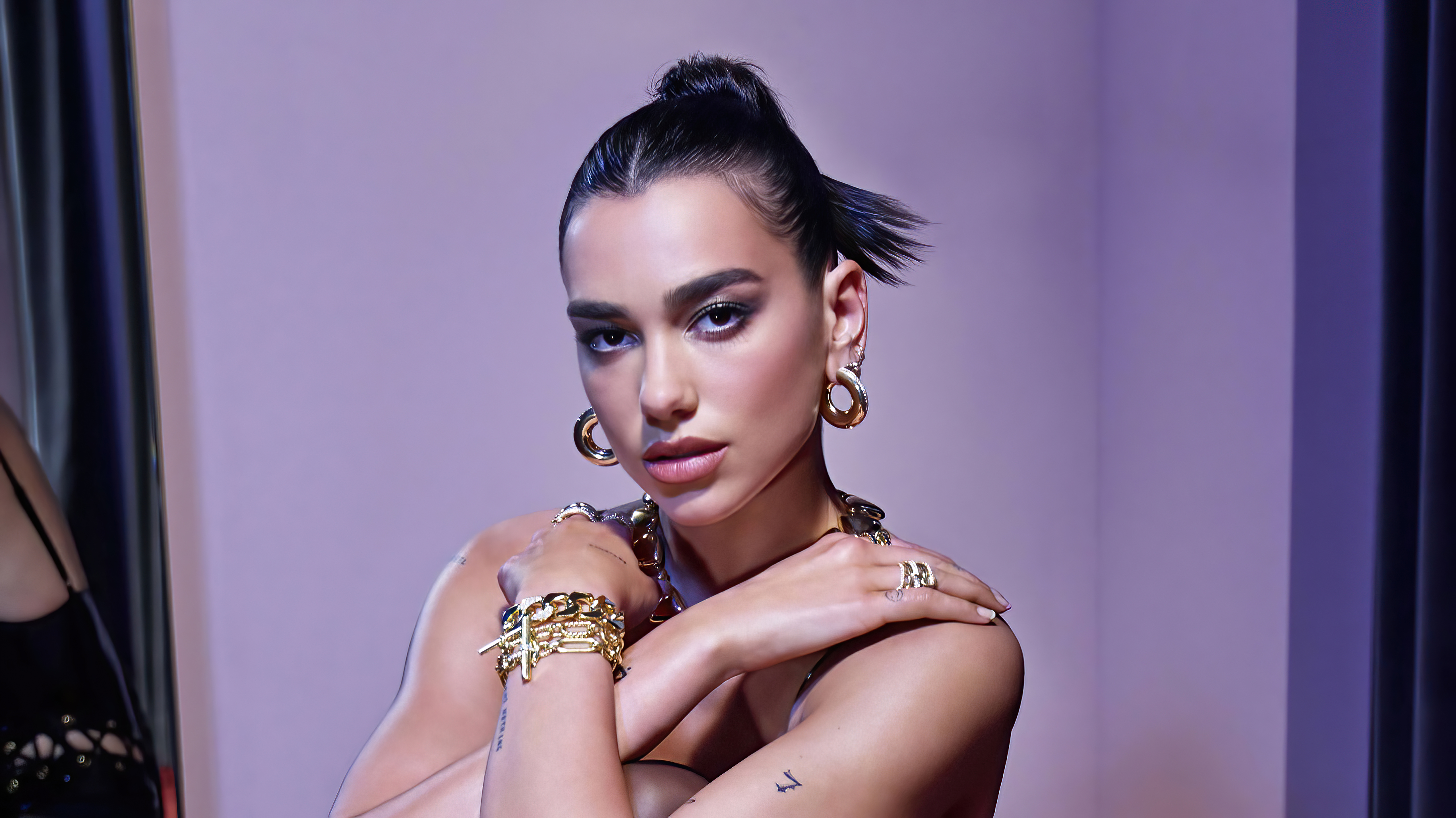 Dua Lipa wearing gold jewelry HD Wallpaper