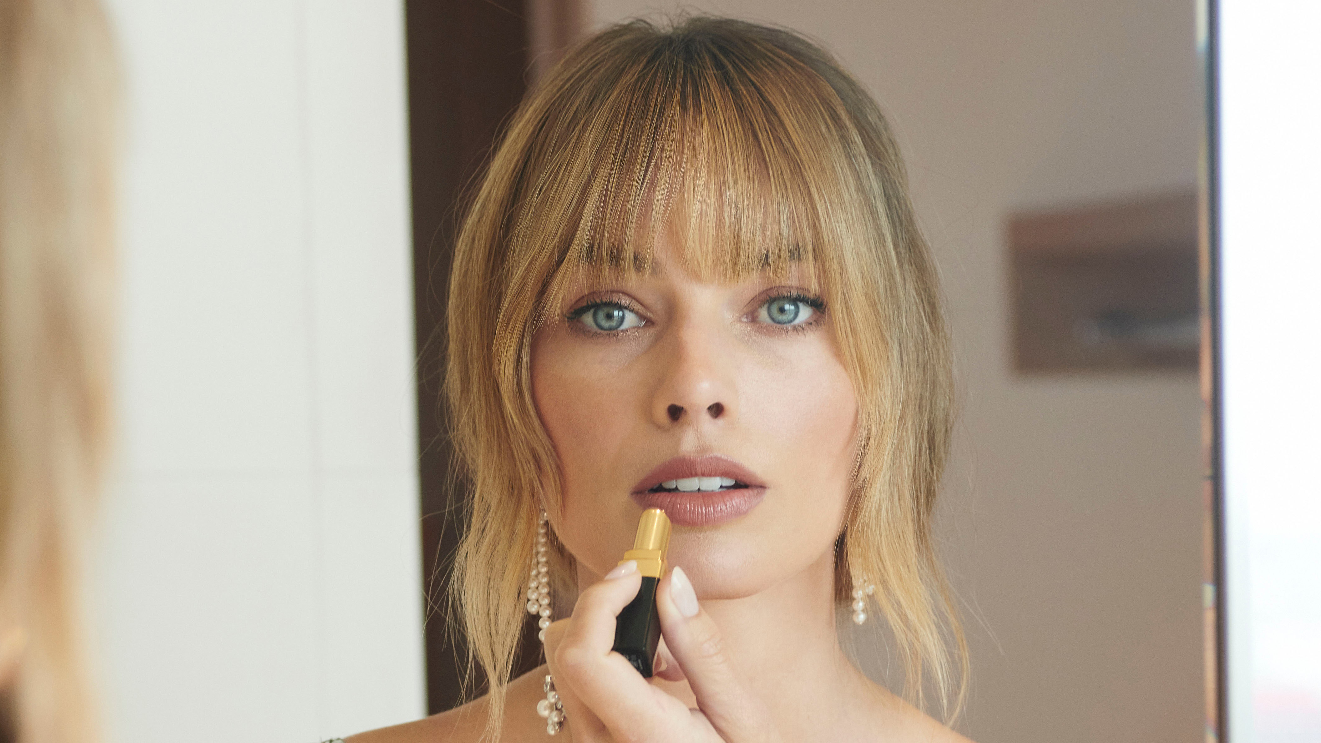 Margot Robbie applying lipstick HD Wallpaper