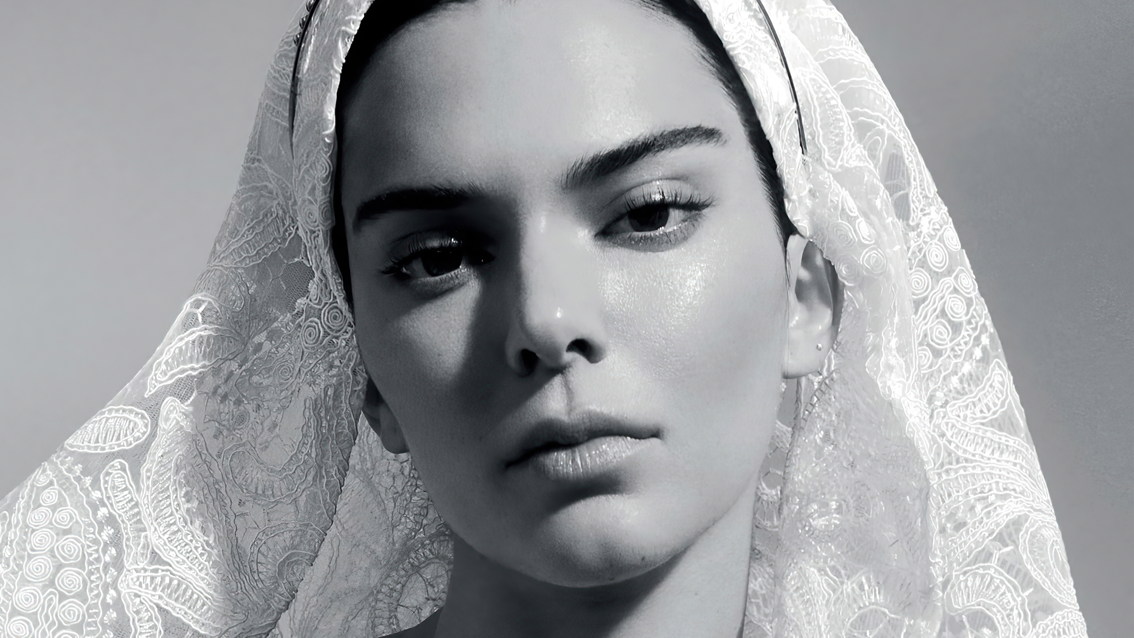 Kendall Jenner in monochrome HD Wallpaper