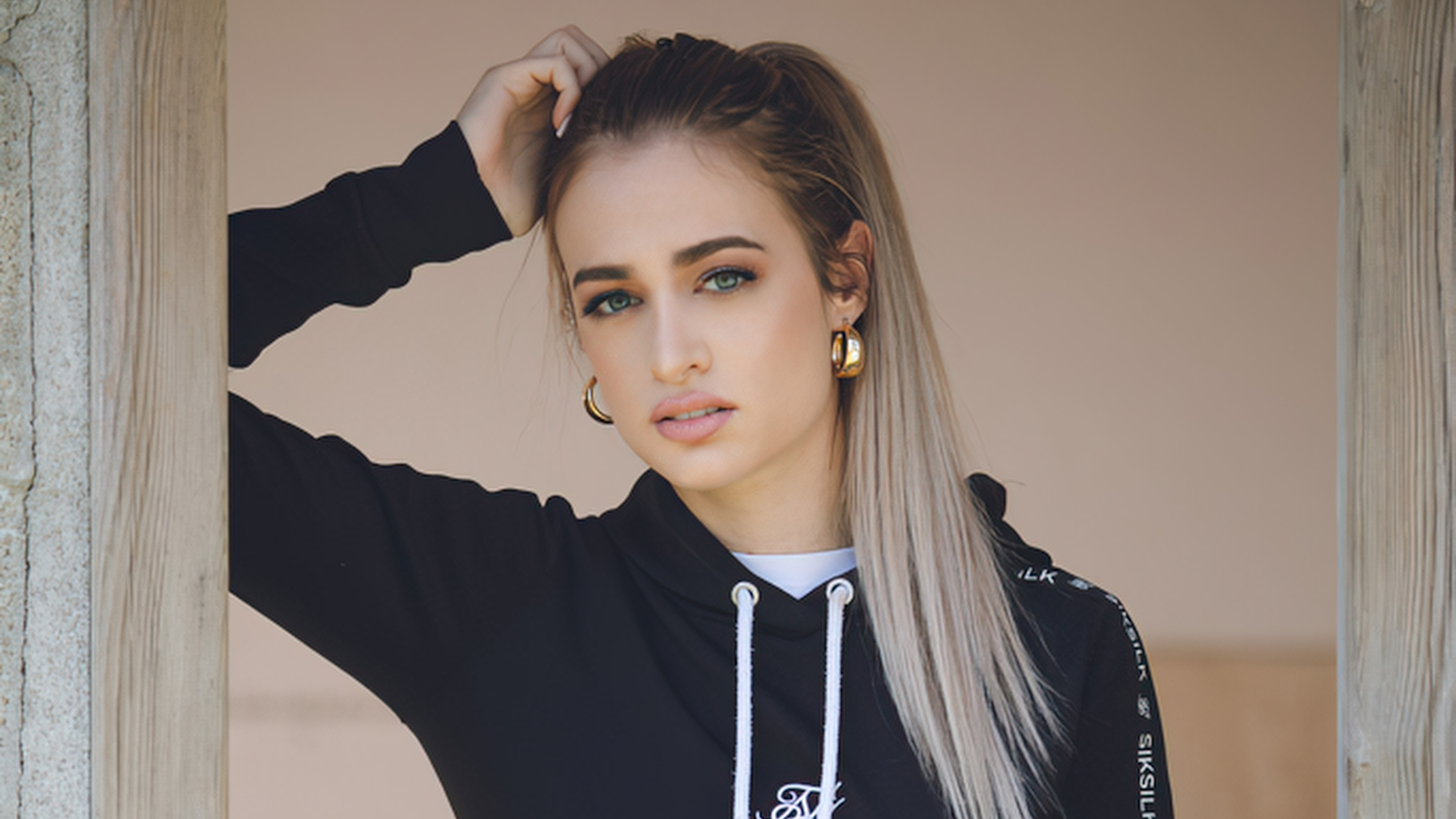 Blonde model wearing a black hoodie HD Wallpaper