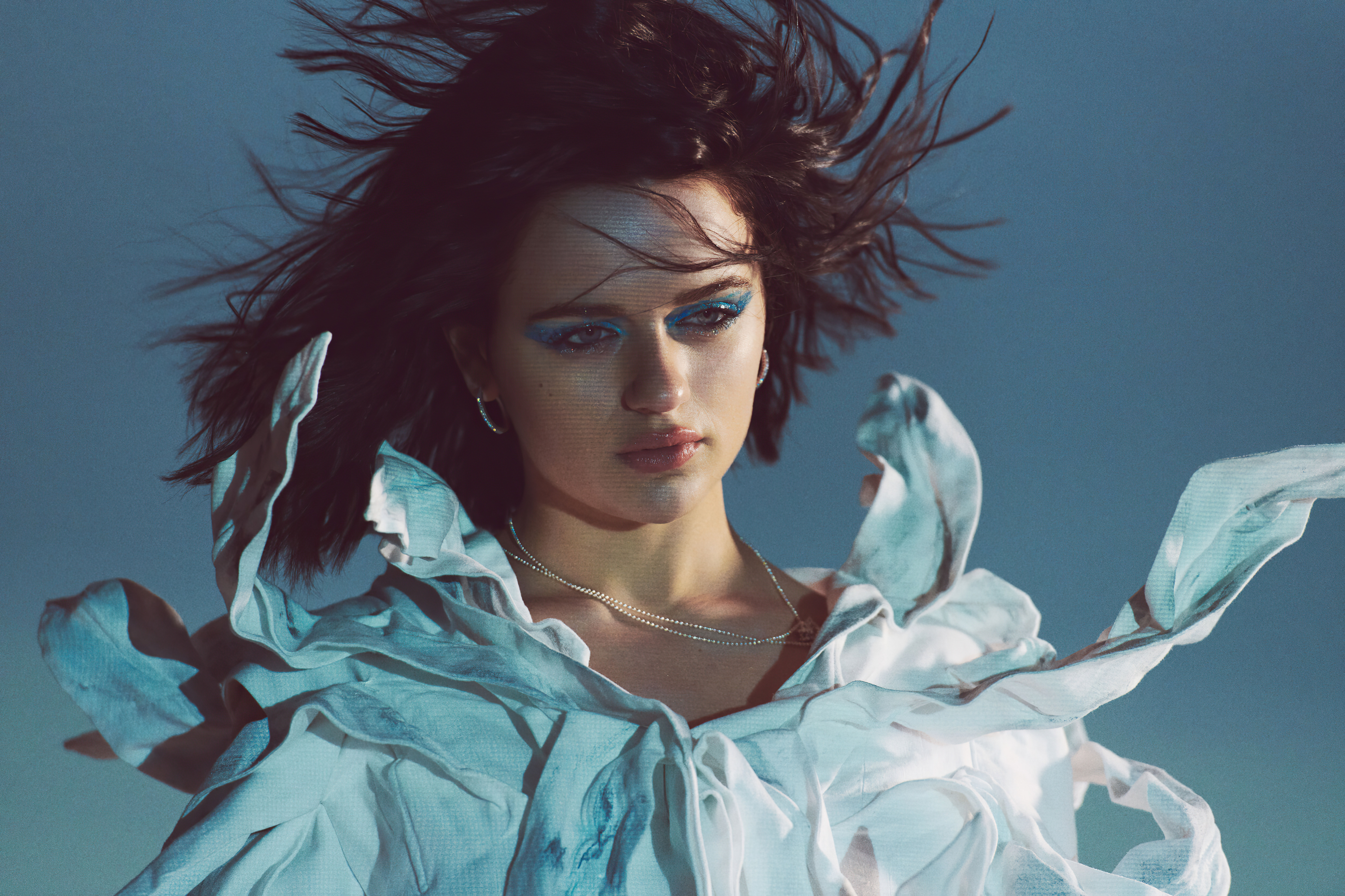 Joey King with blue eyeshadow and white ruffled outfit HD Wallpaper